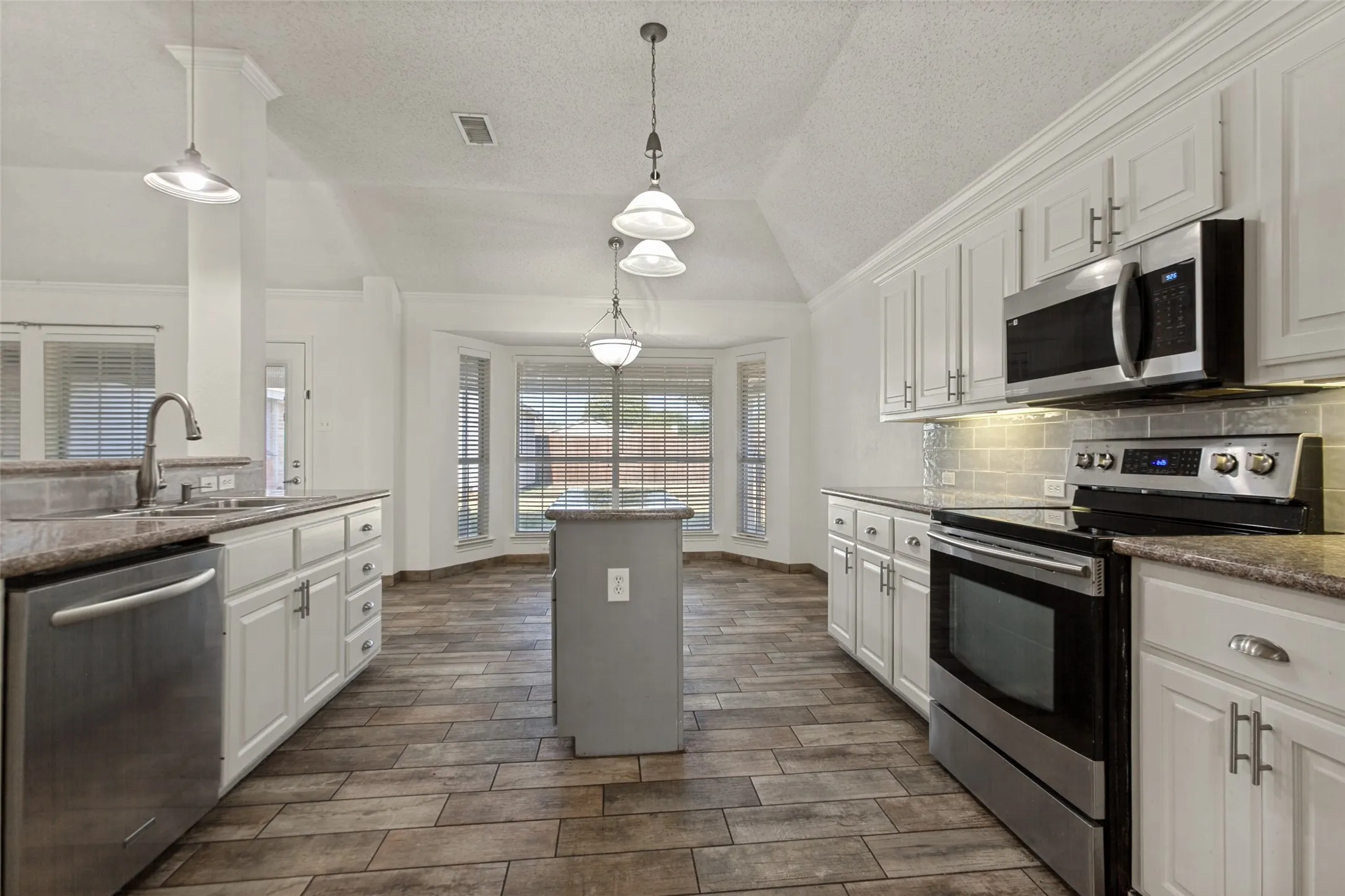 Single Family Residence For Sale in Dallas County , 2601 Ridgemeade Drive, Garland, Texas 75040, 4 Bedroom, 2 Bathroom, 2 Garage spaces, 2,045 Sqft, built in 1993, mls#21364804, Real Estate Agent in Garland, Homes For Sale in Dallas county, Homes For Sale in Garland, Realtor in Garland Texas, Real Estate Brokerage Independent Realty Texas, Luminita Cordes Realtor
