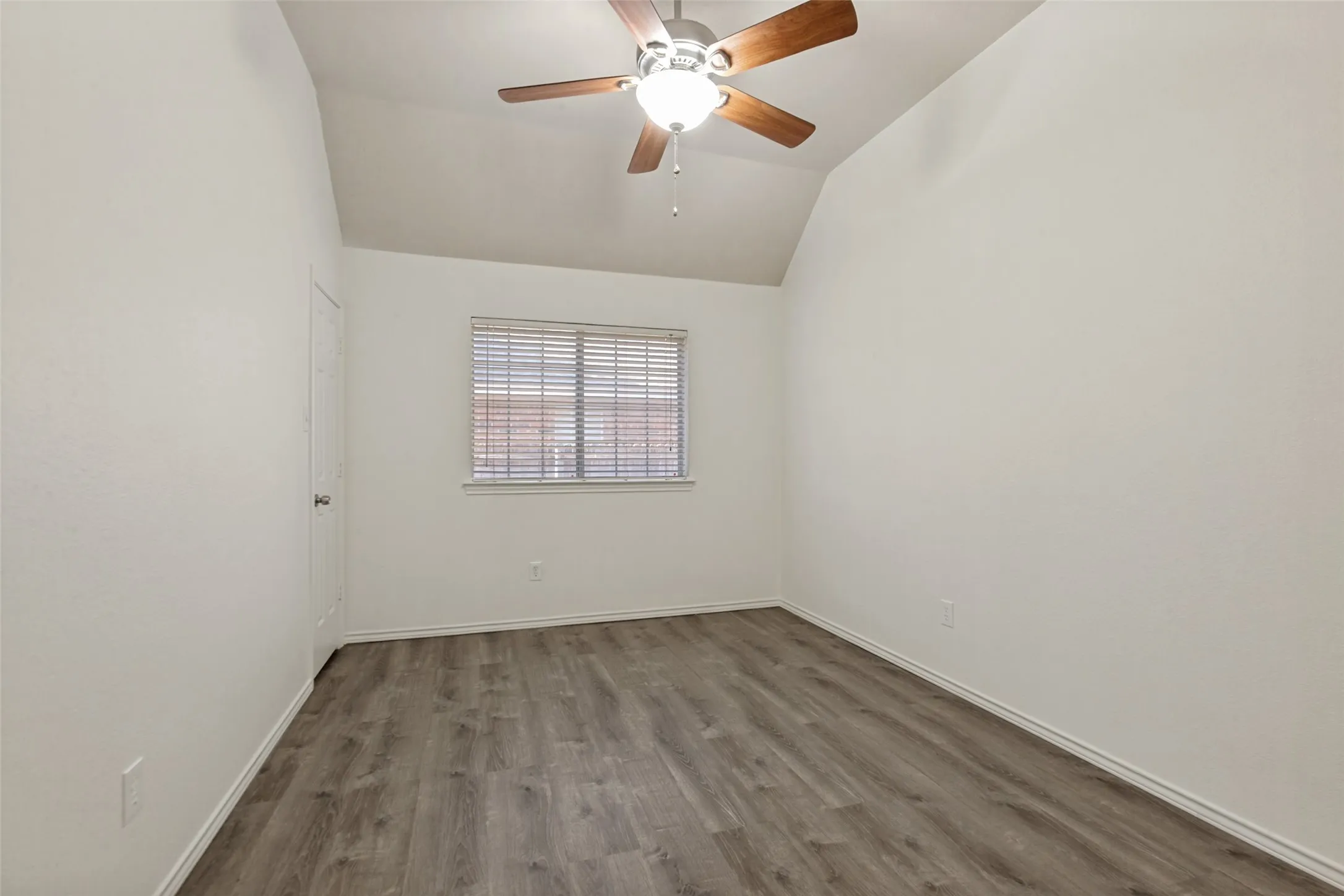 Single Family Residence For Sale in Dallas County , 2601 Ridgemeade Drive, Garland, Texas 75040, 4 Bedroom, 2 Bathroom, 2 Garage spaces, 2,045 Sqft, built in 1993, mls#21364804, Real Estate Agent in Garland, Homes For Sale in Dallas county, Homes For Sale in Garland, Realtor in Garland Texas, Real Estate Brokerage Independent Realty Texas, Luminita Cordes Realtor
