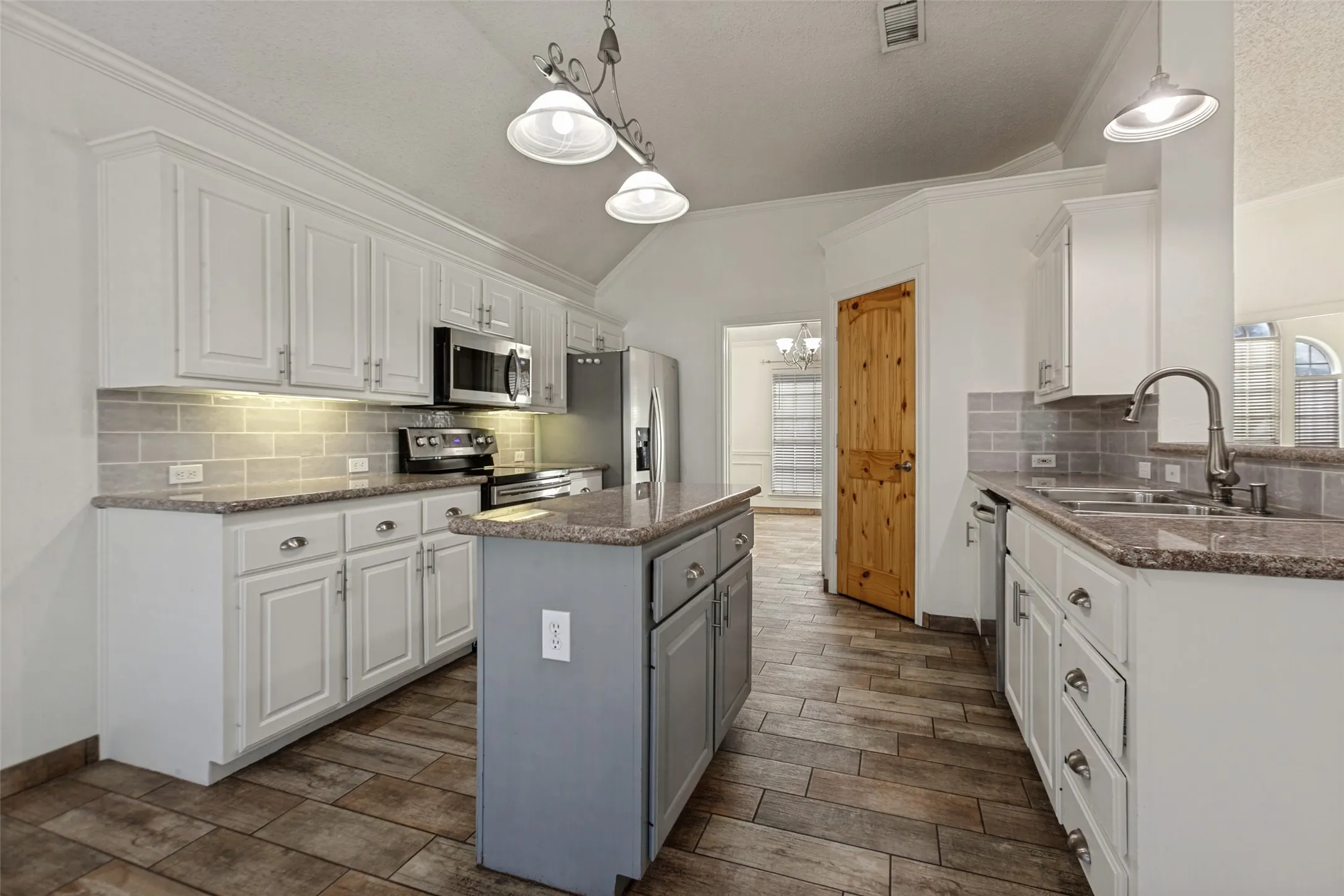 Single Family Residence For Sale in Dallas County , 2601 Ridgemeade Drive, Garland, Texas 75040, 4 Bedroom, 2 Bathroom, 2 Garage spaces, 2,045 Sqft, built in 1993, mls#21364804, Real Estate Agent in Garland, Homes For Sale in Dallas county, Homes For Sale in Garland, Realtor in Garland Texas, Real Estate Brokerage Independent Realty Texas, Luminita Cordes Realtor