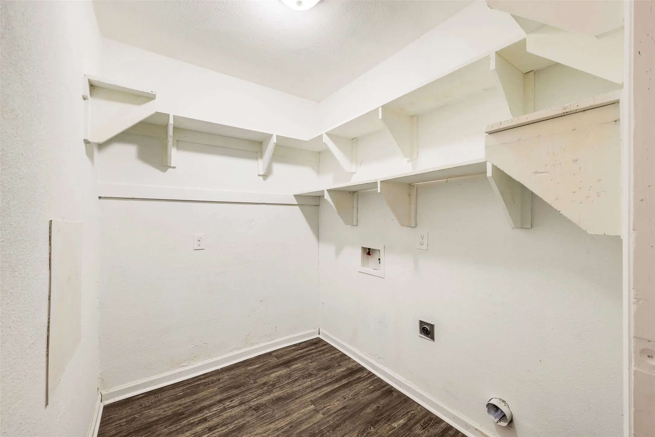 Single Family Residence For Sale in Tarrant County , 601 Biggs Terrace, Arlington, Texas 76010, 3 Bedroom, 2 Bathroom, 1 Garage spaces, 1,131 Sqft, built in 1954, mls#21363692, Real Estate Agent in Arlington, Homes For Sale in Tarrant county, Homes For Sale in Arlington, Realtor in Arlington Texas, Real Estate Brokerage Independent Realty Texas, Luminita Cordes Realtor