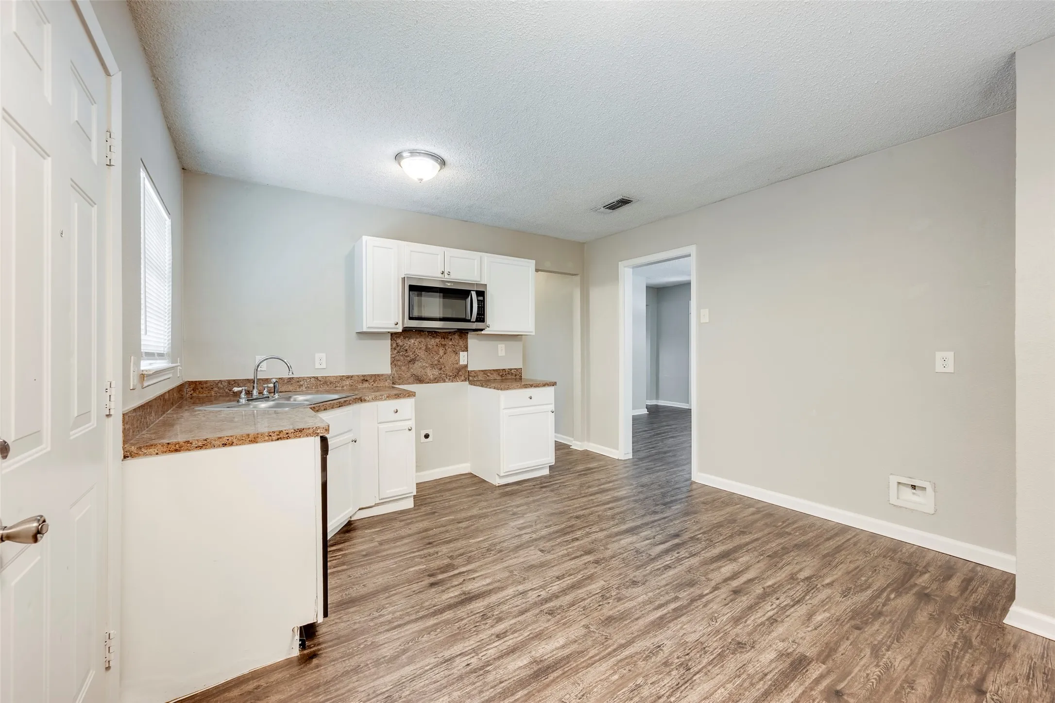 Single Family Residence For Sale in Tarrant County , 601 Biggs Terrace, Arlington, Texas 76010, 3 Bedroom, 2 Bathroom, 1 Garage spaces, 1,131 Sqft, built in 1954, mls#21363692, Real Estate Agent in Arlington, Homes For Sale in Tarrant county, Homes For Sale in Arlington, Realtor in Arlington Texas, Real Estate Brokerage Independent Realty Texas, Luminita Cordes Realtor