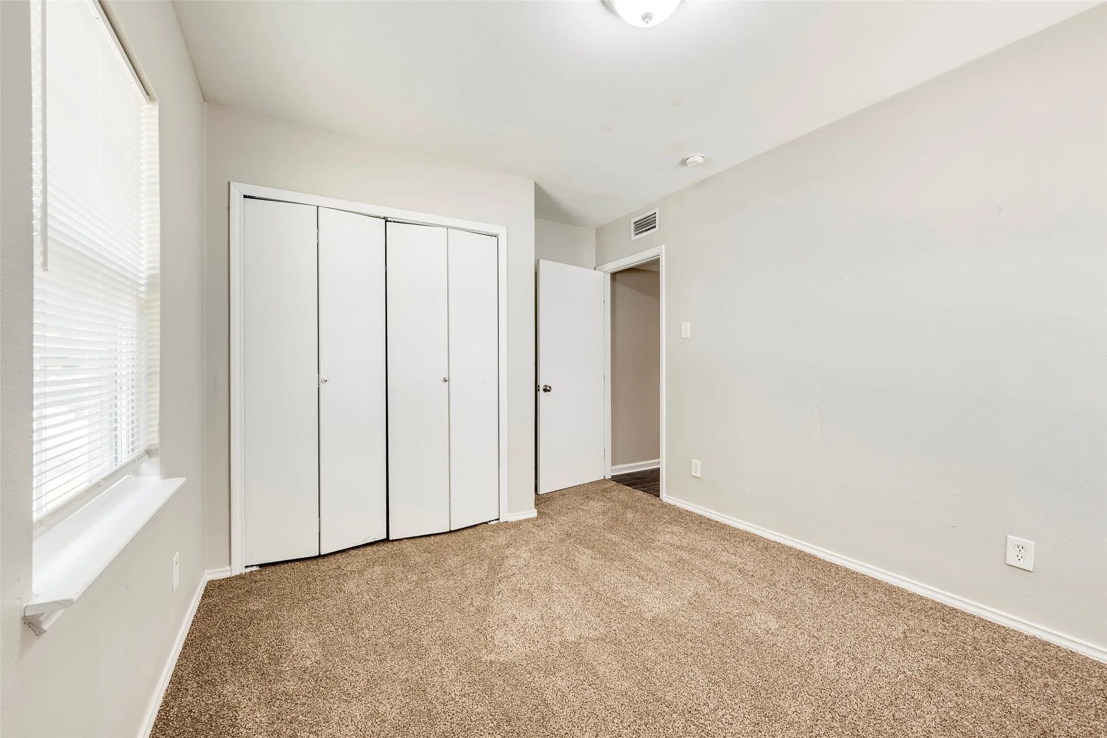 Single Family Residence For Sale in Tarrant County , 601 Biggs Terrace, Arlington, Texas 76010, 3 Bedroom, 2 Bathroom, 1 Garage spaces, 1,131 Sqft, built in 1954, mls#21363692, Real Estate Agent in Arlington, Homes For Sale in Tarrant county, Homes For Sale in Arlington, Realtor in Arlington Texas, Real Estate Brokerage Independent Realty Texas, Luminita Cordes Realtor