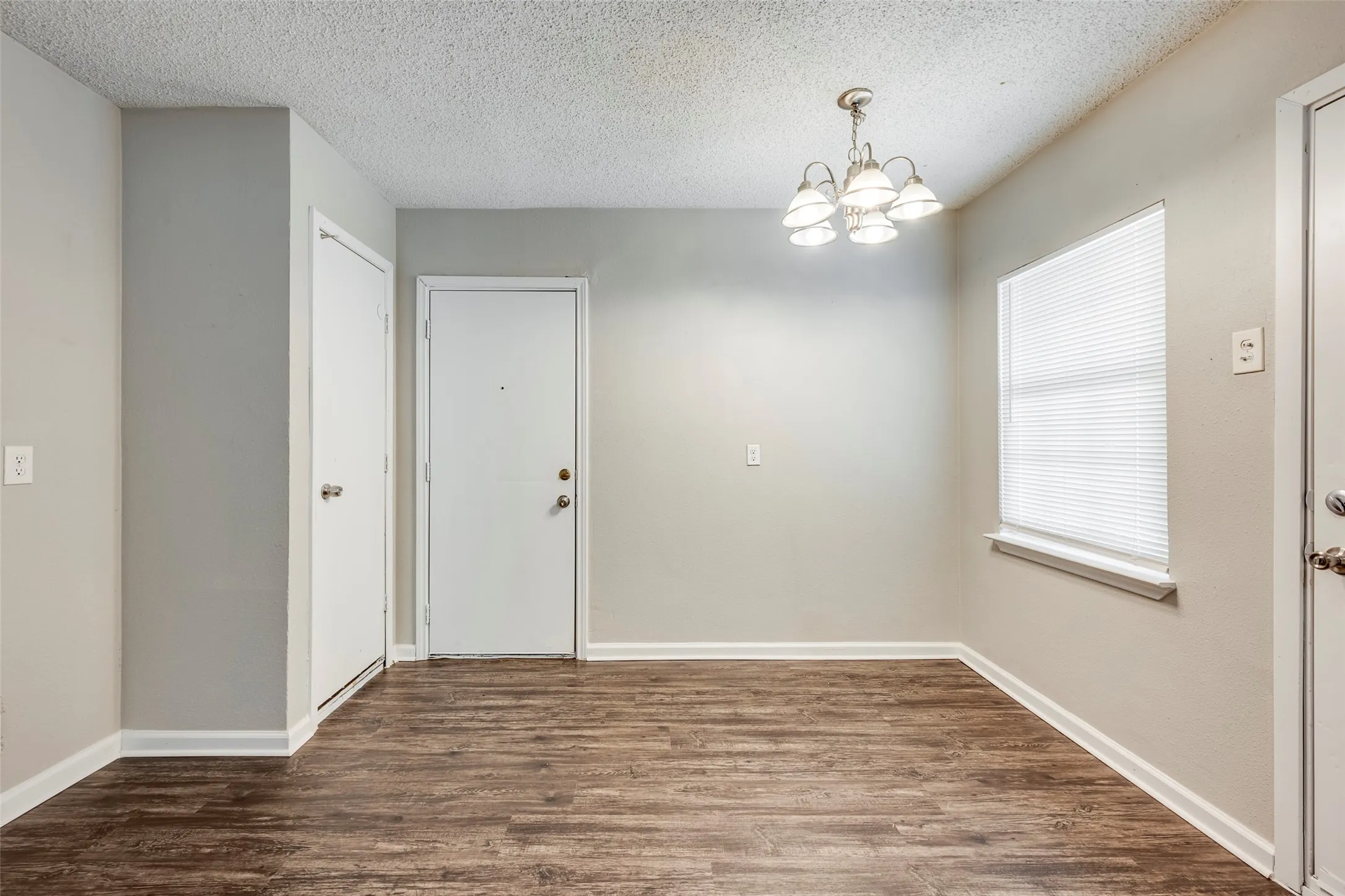 Single Family Residence For Sale in Tarrant County , 601 Biggs Terrace, Arlington, Texas 76010, 3 Bedroom, 2 Bathroom, 1 Garage spaces, 1,131 Sqft, built in 1954, mls#21363692, Real Estate Agent in Arlington, Homes For Sale in Tarrant county, Homes For Sale in Arlington, Realtor in Arlington Texas, Real Estate Brokerage Independent Realty Texas, Luminita Cordes Realtor