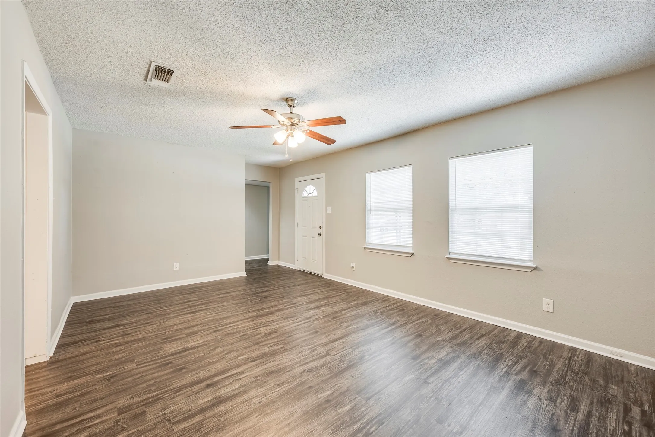 Single Family Residence For Sale in Tarrant County , 601 Biggs Terrace, Arlington, Texas 76010, 3 Bedroom, 2 Bathroom, 1 Garage spaces, 1,131 Sqft, built in 1954, mls#21363692, Real Estate Agent in Arlington, Homes For Sale in Tarrant county, Homes For Sale in Arlington, Realtor in Arlington Texas, Real Estate Brokerage Independent Realty Texas, Luminita Cordes Realtor