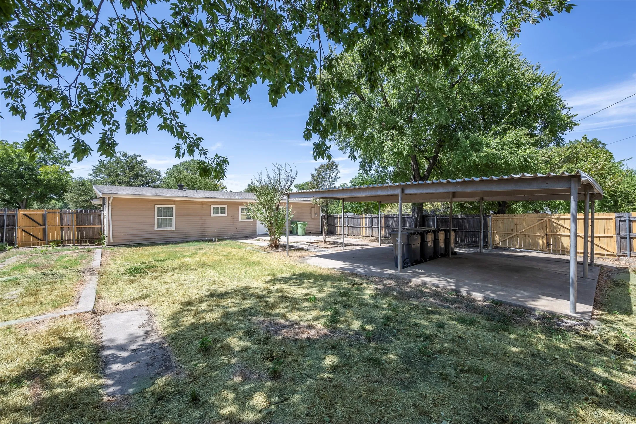Single Family Residence For Sale in Tarrant County , 601 Biggs Terrace, Arlington, Texas 76010, 3 Bedroom, 2 Bathroom, 1 Garage spaces, 1,131 Sqft, built in 1954, mls#21363692, Real Estate Agent in Arlington, Homes For Sale in Tarrant county, Homes For Sale in Arlington, Realtor in Arlington Texas, Real Estate Brokerage Independent Realty Texas, Luminita Cordes Realtor