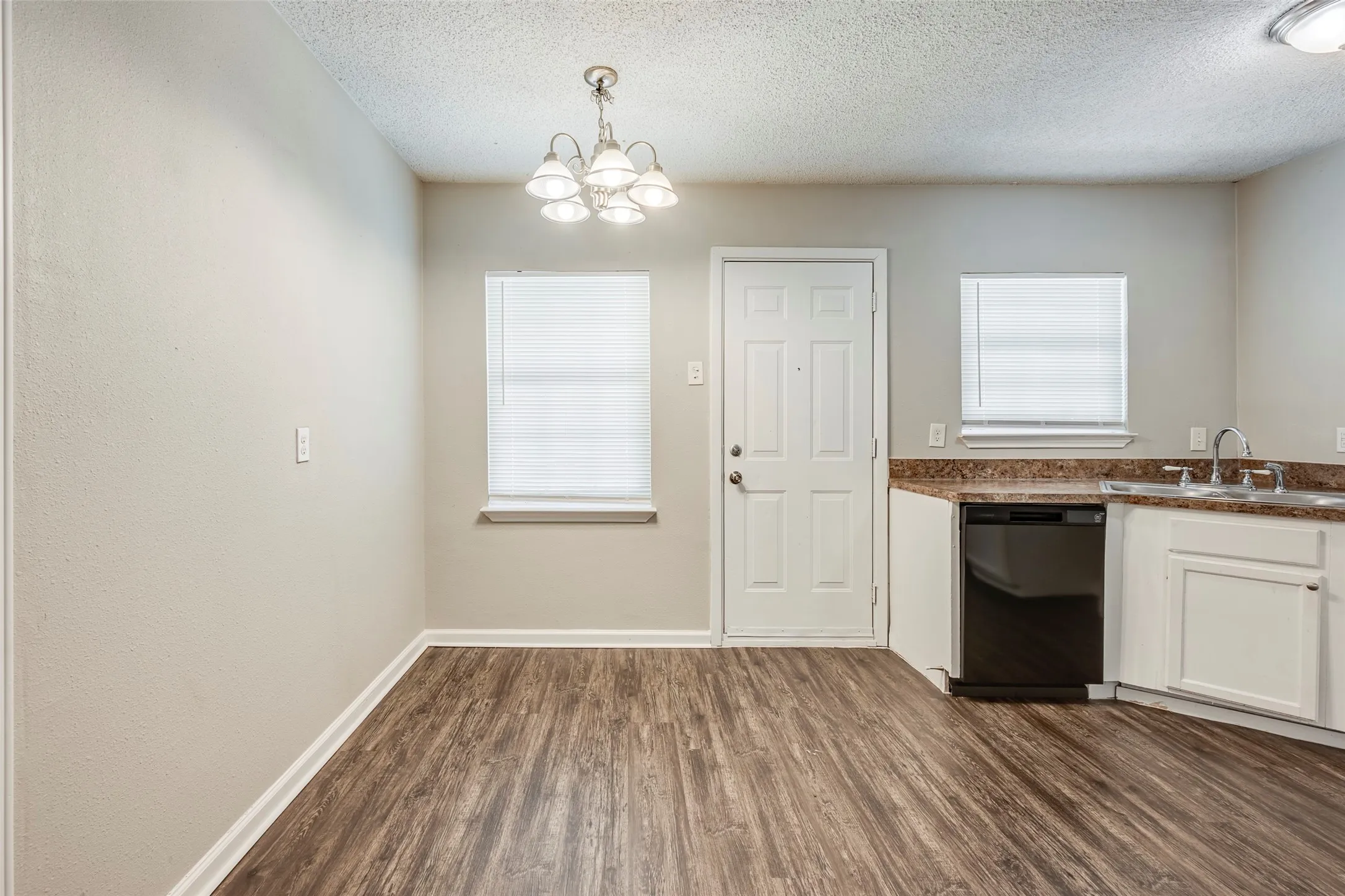 Single Family Residence For Sale in Tarrant County , 601 Biggs Terrace, Arlington, Texas 76010, 3 Bedroom, 2 Bathroom, 1 Garage spaces, 1,131 Sqft, built in 1954, mls#21363692, Real Estate Agent in Arlington, Homes For Sale in Tarrant county, Homes For Sale in Arlington, Realtor in Arlington Texas, Real Estate Brokerage Independent Realty Texas, Luminita Cordes Realtor