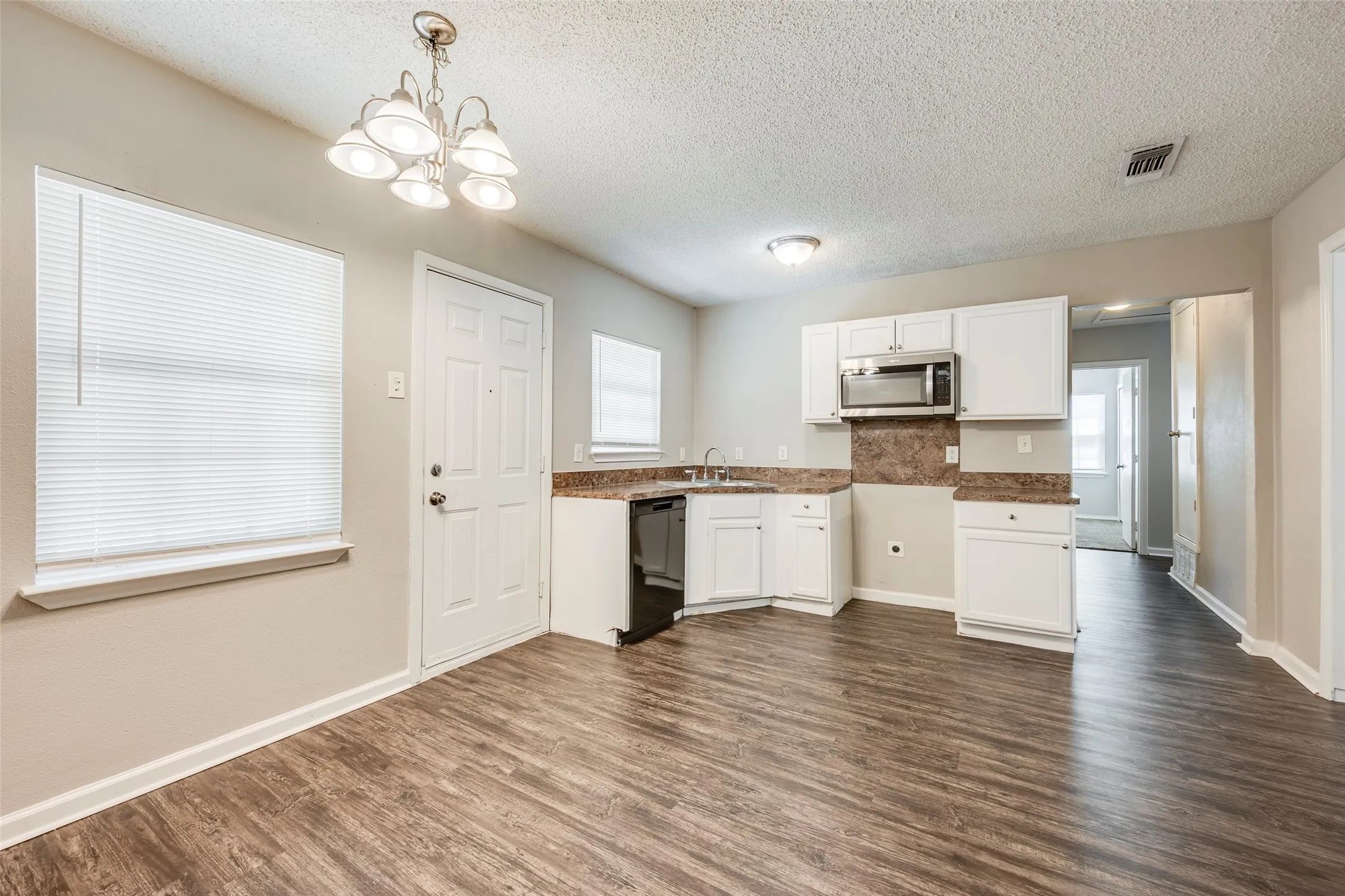 Single Family Residence For Sale in Tarrant County , 601 Biggs Terrace, Arlington, Texas 76010, 3 Bedroom, 2 Bathroom, 1 Garage spaces, 1,131 Sqft, built in 1954, mls#21363692, Real Estate Agent in Arlington, Homes For Sale in Tarrant county, Homes For Sale in Arlington, Realtor in Arlington Texas, Real Estate Brokerage Independent Realty Texas, Luminita Cordes Realtor