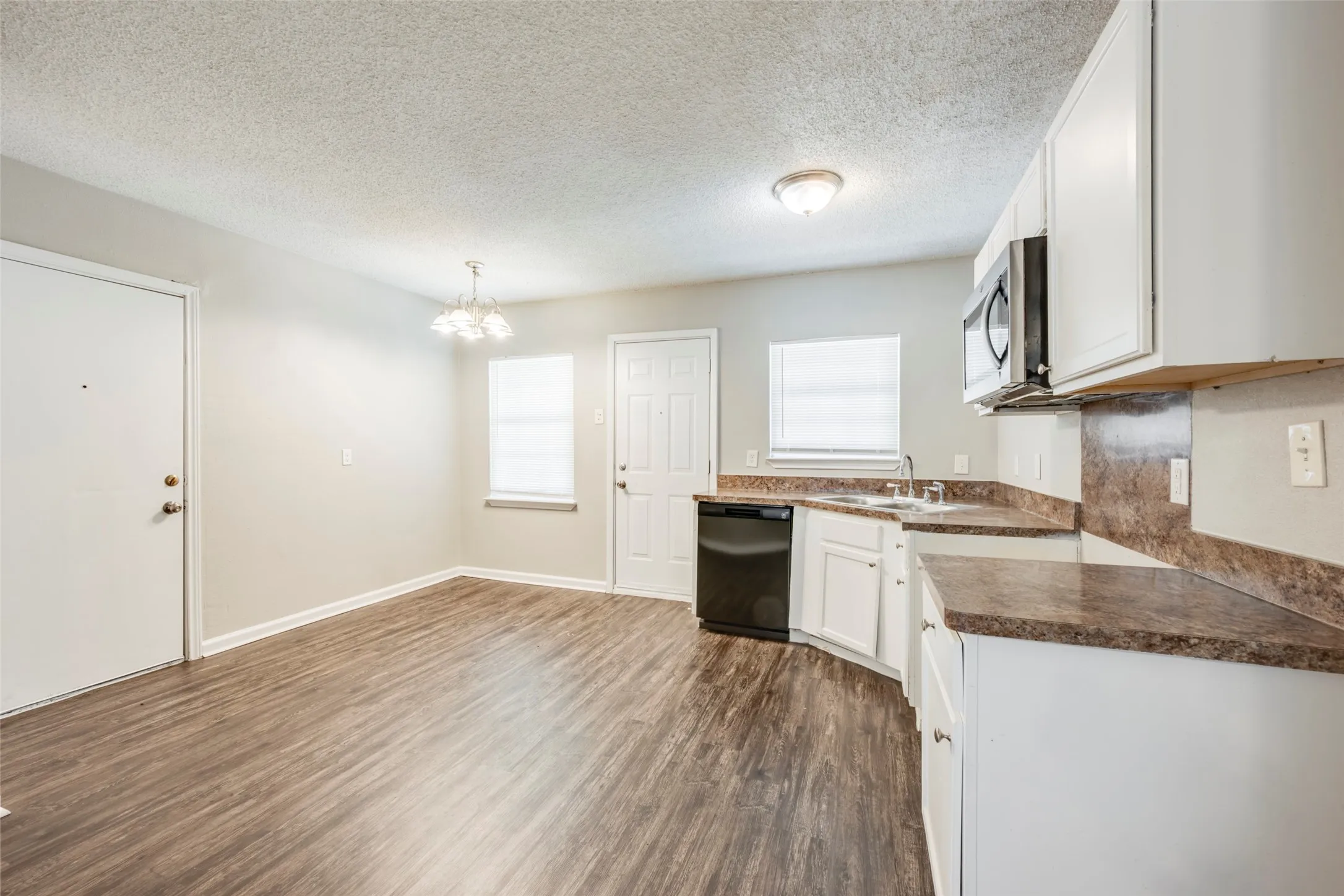 Single Family Residence For Sale in Tarrant County , 601 Biggs Terrace, Arlington, Texas 76010, 3 Bedroom, 2 Bathroom, 1 Garage spaces, 1,131 Sqft, built in 1954, mls#21363692, Real Estate Agent in Arlington, Homes For Sale in Tarrant county, Homes For Sale in Arlington, Realtor in Arlington Texas, Real Estate Brokerage Independent Realty Texas, Luminita Cordes Realtor