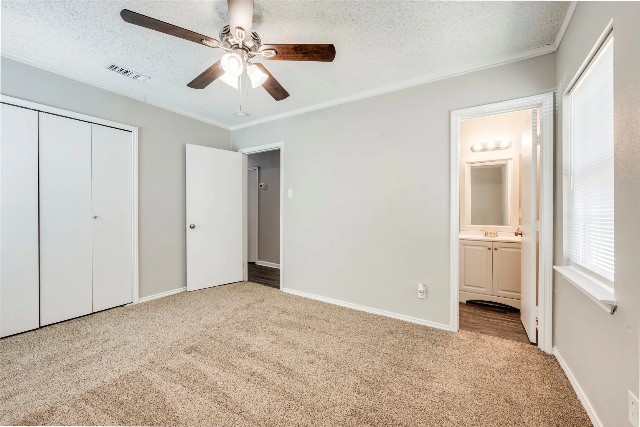 Single Family Residence For Sale in Tarrant County , 601 Biggs Terrace, Arlington, Texas 76010, 3 Bedroom, 2 Bathroom, 1 Garage spaces, 1,131 Sqft, built in 1954, mls#21363692, Real Estate Agent in Arlington, Homes For Sale in Tarrant county, Homes For Sale in Arlington, Realtor in Arlington Texas, Real Estate Brokerage Independent Realty Texas, Luminita Cordes Realtor