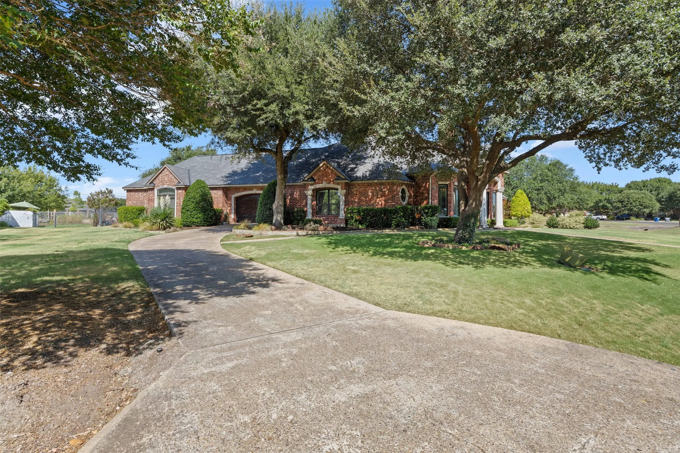 Single Family Residence For Sale in Ellis County , 441 Country Ridge Lane, Red Oak, Texas 75154, 4 Bedroom, 4 Bathroom, 3 Garage spaces, 3,625 Sqft, built in 1997, mls#21362789, Real Estate Agent in Red Oak, Homes For Sale in Ellis county, Homes For Sale in Red Oak, Realtor in Red Oak Texas, Real Estate Brokerage Independent Realty Texas, Luminita Cordes Realtor