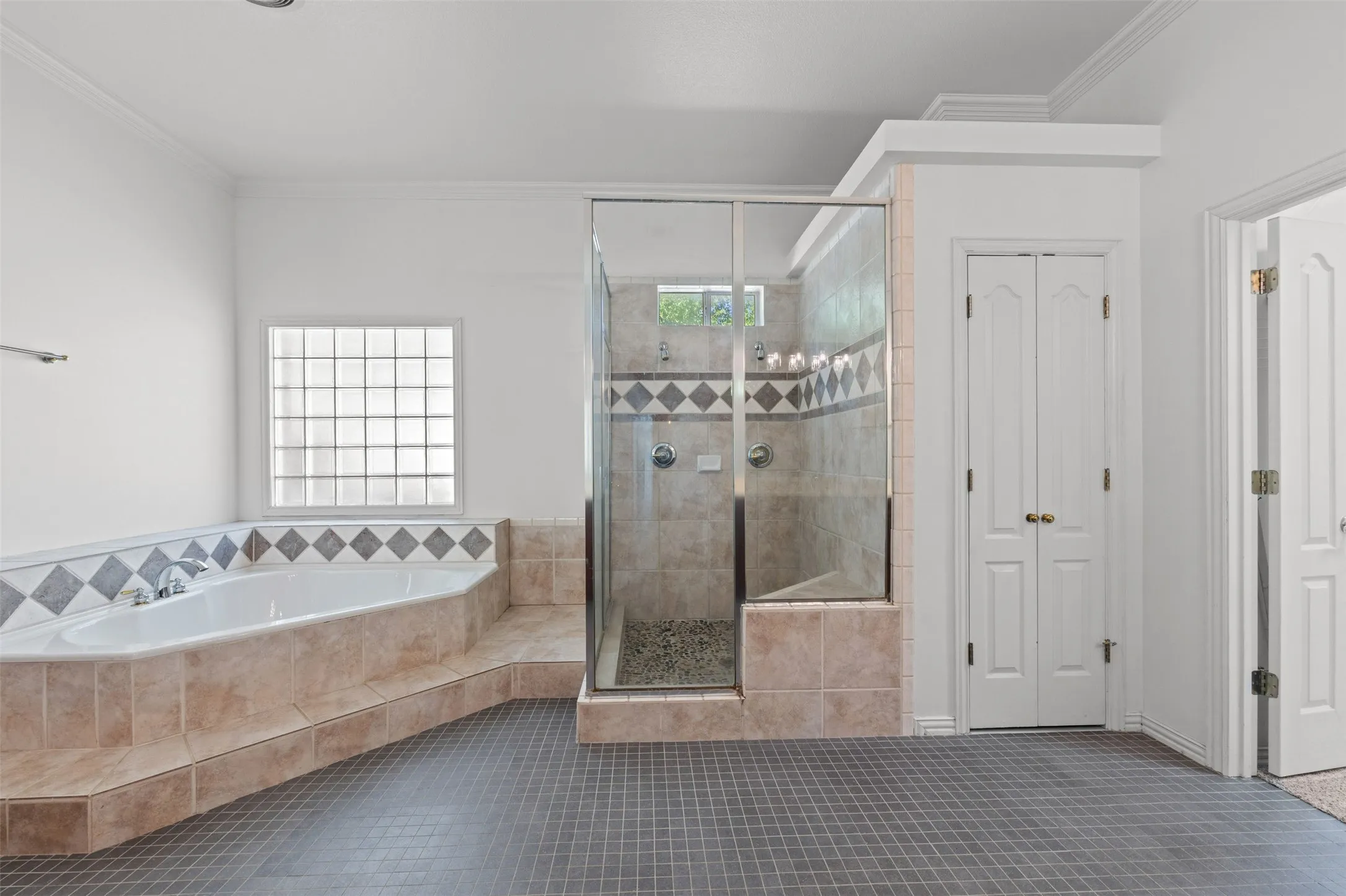 Single Family Residence For Sale in Ellis County , 441 Country Ridge Lane, Red Oak, Texas 75154, 4 Bedroom, 4 Bathroom, 3 Garage spaces, 3,625 Sqft, built in 1997, mls#21362789, Real Estate Agent in Red Oak, Homes For Sale in Ellis county, Homes For Sale in Red Oak, Realtor in Red Oak Texas, Real Estate Brokerage Independent Realty Texas, Luminita Cordes Realtor