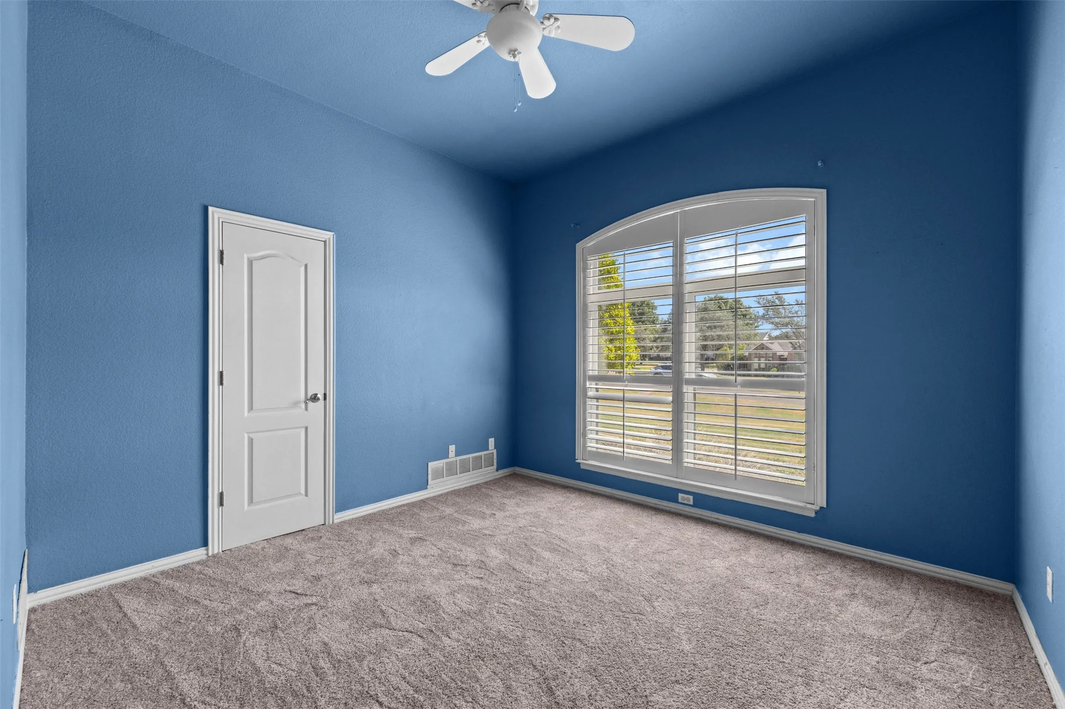 Single Family Residence For Sale in Ellis County , 441 Country Ridge Lane, Red Oak, Texas 75154, 4 Bedroom, 4 Bathroom, 3 Garage spaces, 3,625 Sqft, built in 1997, mls#21362789, Real Estate Agent in Red Oak, Homes For Sale in Ellis county, Homes For Sale in Red Oak, Realtor in Red Oak Texas, Real Estate Brokerage Independent Realty Texas, Luminita Cordes Realtor
