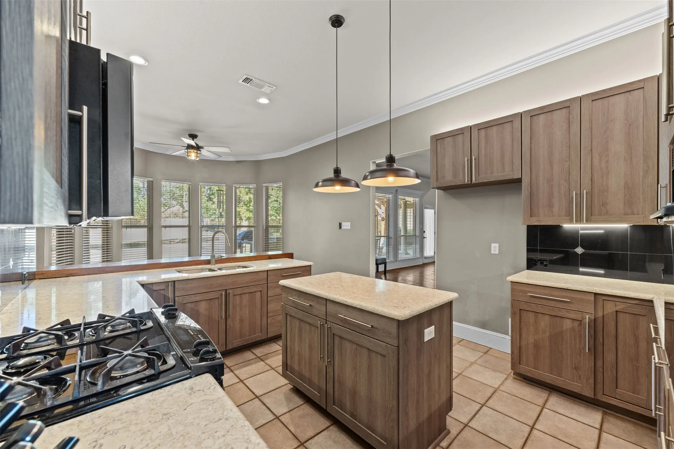 Single Family Residence For Sale in Ellis County , 441 Country Ridge Lane, Red Oak, Texas 75154, 4 Bedroom, 4 Bathroom, 3 Garage spaces, 3,625 Sqft, built in 1997, mls#21362789, Real Estate Agent in Red Oak, Homes For Sale in Ellis county, Homes For Sale in Red Oak, Realtor in Red Oak Texas, Real Estate Brokerage Independent Realty Texas, Luminita Cordes Realtor