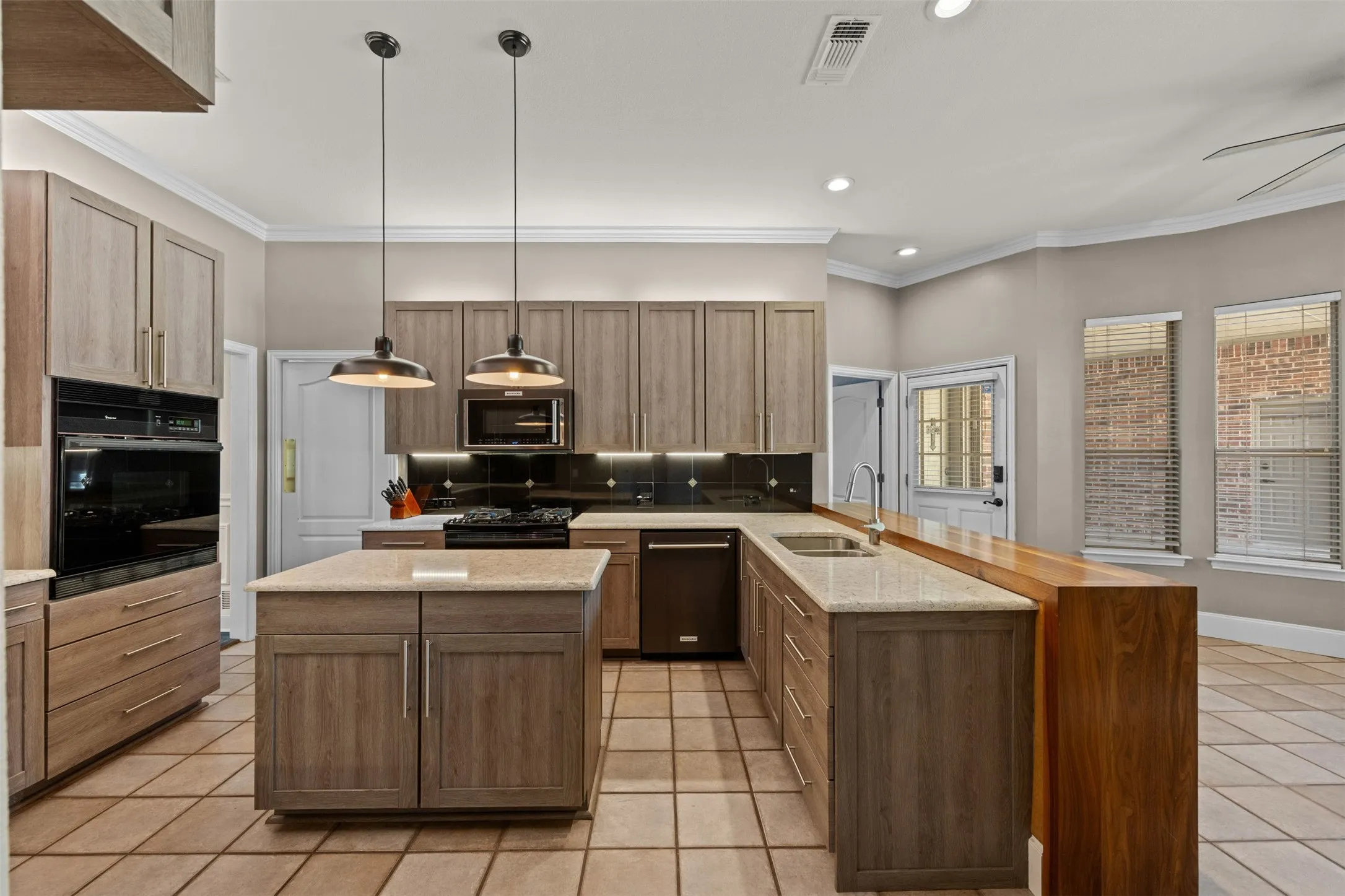 Single Family Residence For Sale in Ellis County , 441 Country Ridge Lane, Red Oak, Texas 75154, 4 Bedroom, 4 Bathroom, 3 Garage spaces, 3,625 Sqft, built in 1997, mls#21362789, Real Estate Agent in Red Oak, Homes For Sale in Ellis county, Homes For Sale in Red Oak, Realtor in Red Oak Texas, Real Estate Brokerage Independent Realty Texas, Luminita Cordes Realtor