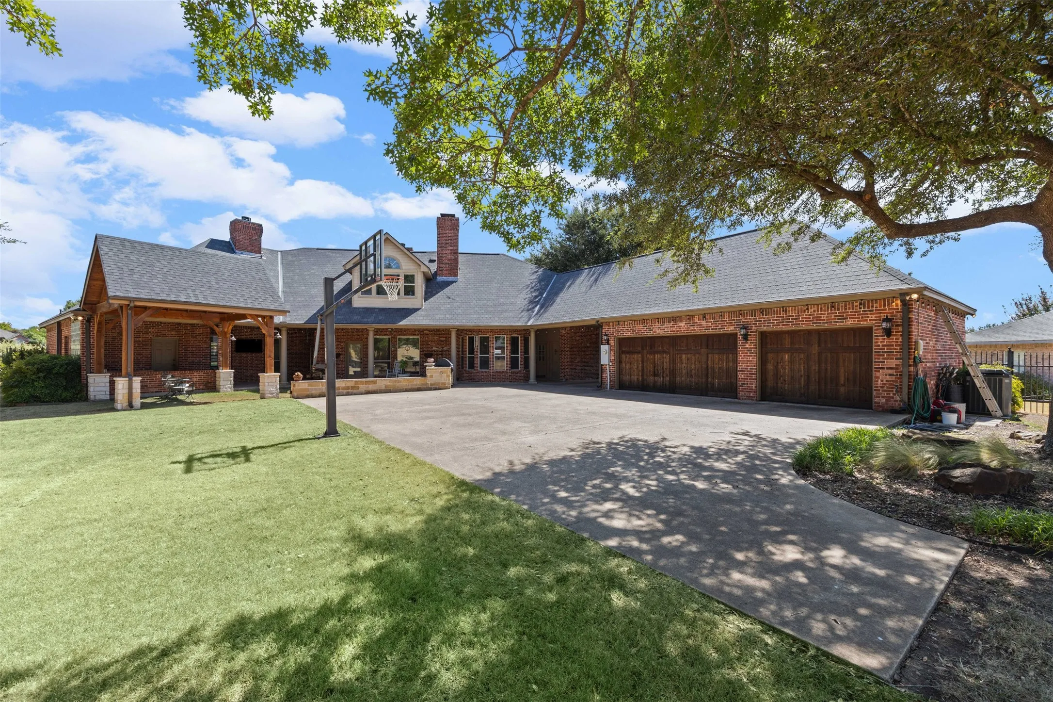 Single Family Residence For Sale in Ellis County , 441 Country Ridge Lane, Red Oak, Texas 75154, 4 Bedroom, 4 Bathroom, 3 Garage spaces, 3,625 Sqft, built in 1997, mls#21362789, Real Estate Agent in Red Oak, Homes For Sale in Ellis county, Homes For Sale in Red Oak, Realtor in Red Oak Texas, Real Estate Brokerage Independent Realty Texas, Luminita Cordes Realtor