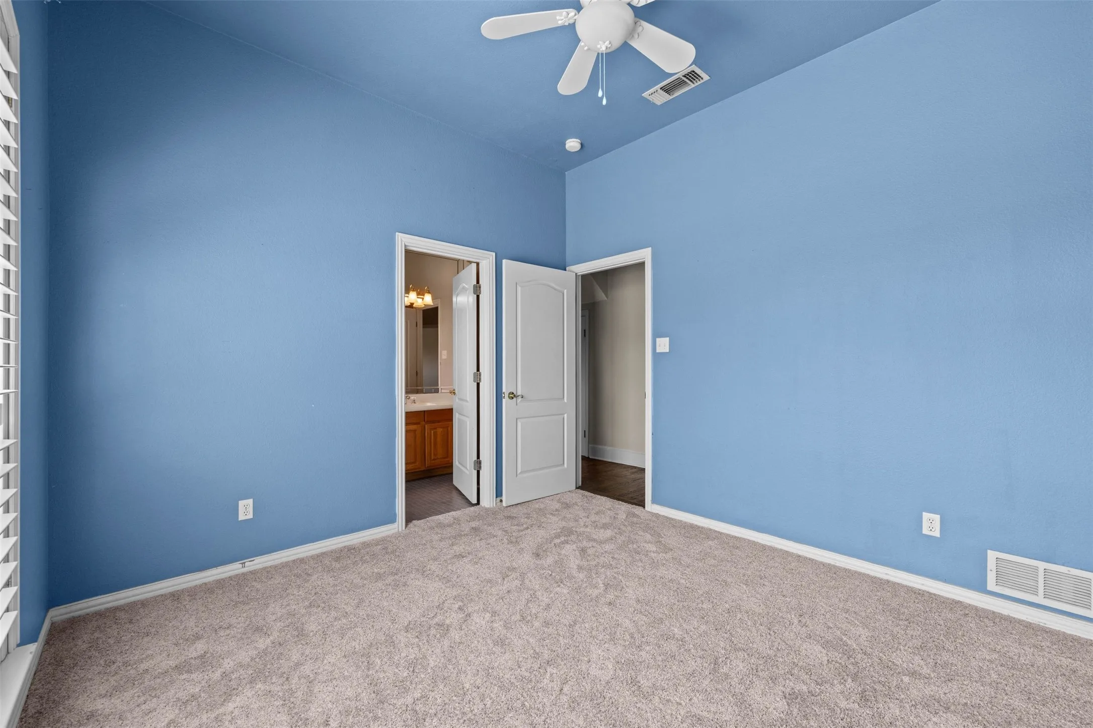 Single Family Residence For Sale in Ellis County , 441 Country Ridge Lane, Red Oak, Texas 75154, 4 Bedroom, 4 Bathroom, 3 Garage spaces, 3,625 Sqft, built in 1997, mls#21362789, Real Estate Agent in Red Oak, Homes For Sale in Ellis county, Homes For Sale in Red Oak, Realtor in Red Oak Texas, Real Estate Brokerage Independent Realty Texas, Luminita Cordes Realtor
