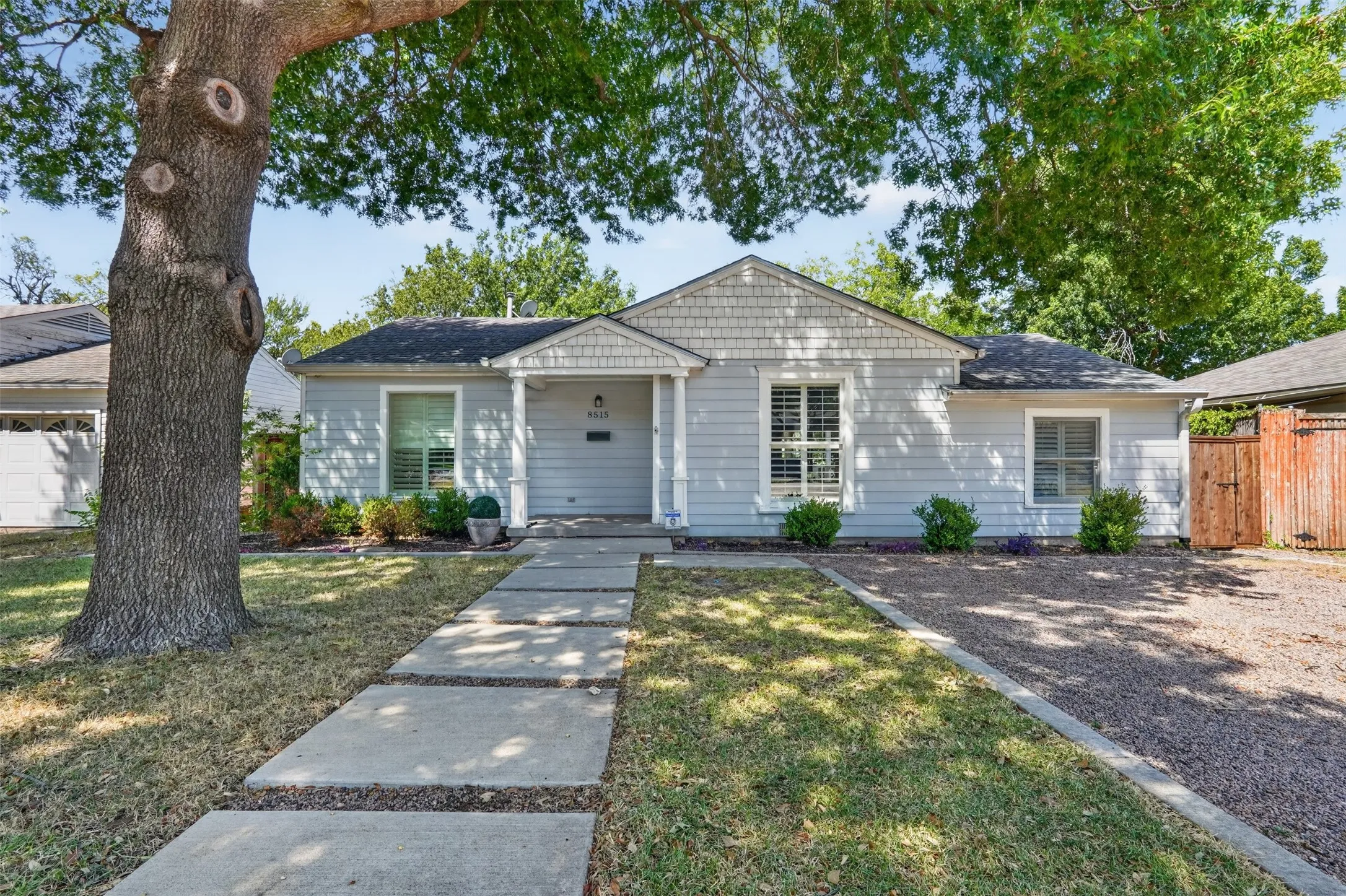Single Family Residence For Rent in Dallas County , 8515 Midway Road, Dallas, Texas 75209, 3 Bedroom, 2 Bathroom, Garage spaces, 1,340 Sqft, built in 1946, mls#21363765, Real Estate Agent in Dallas, Homes For Rent in Dallas county, Homes For Rent in Dallas, Realtor in Dallas Texas, Real Estate Brokerage Independent Realty Texas, Luminita Cordes Realtor
