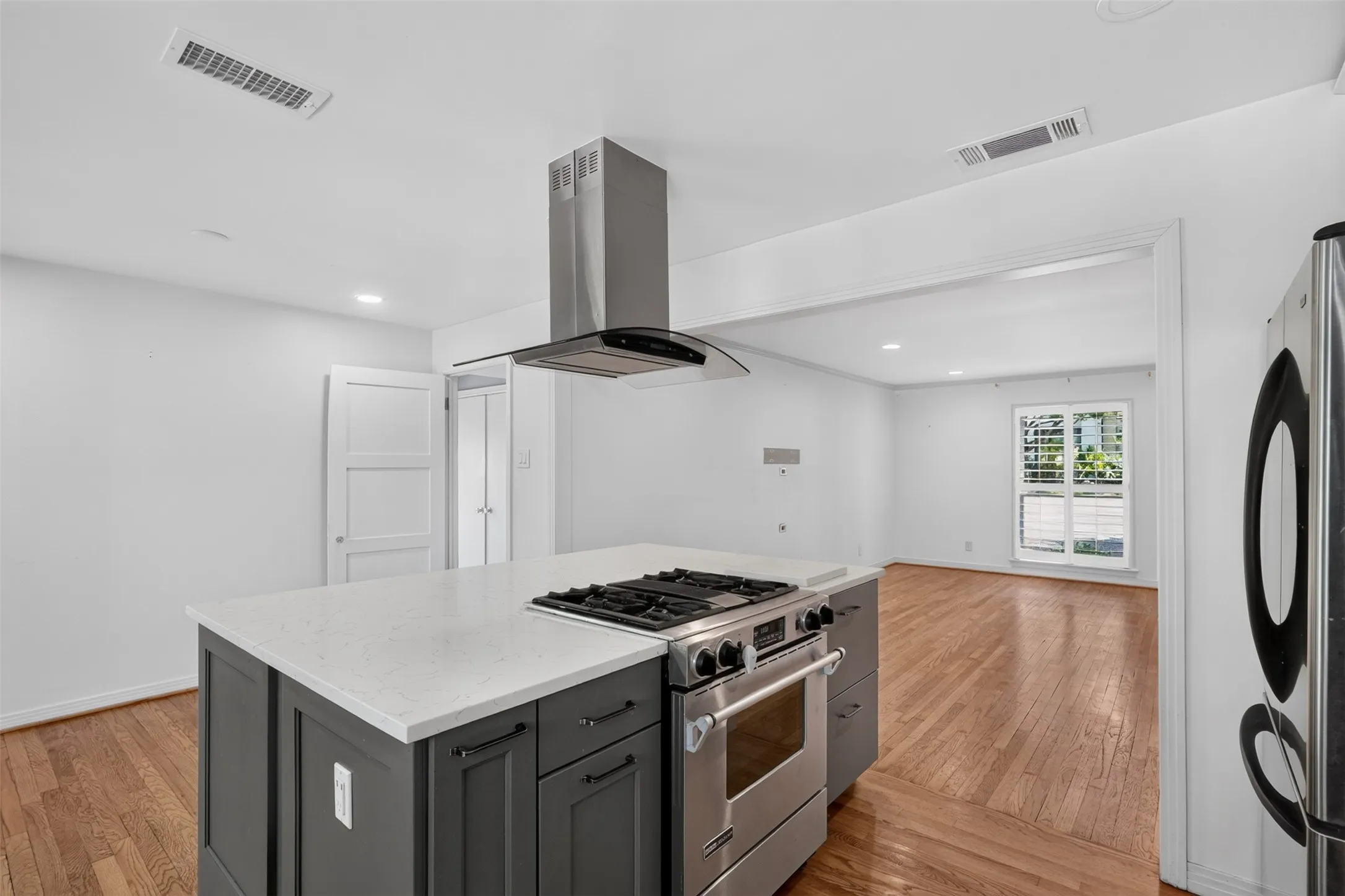 Single Family Residence For Rent in Dallas County , 8515 Midway Road, Dallas, Texas 75209, 3 Bedroom, 2 Bathroom, Garage spaces, 1,340 Sqft, built in 1946, mls#21363765, Real Estate Agent in Dallas, Homes For Rent in Dallas county, Homes For Rent in Dallas, Realtor in Dallas Texas, Real Estate Brokerage Independent Realty Texas, Luminita Cordes Realtor