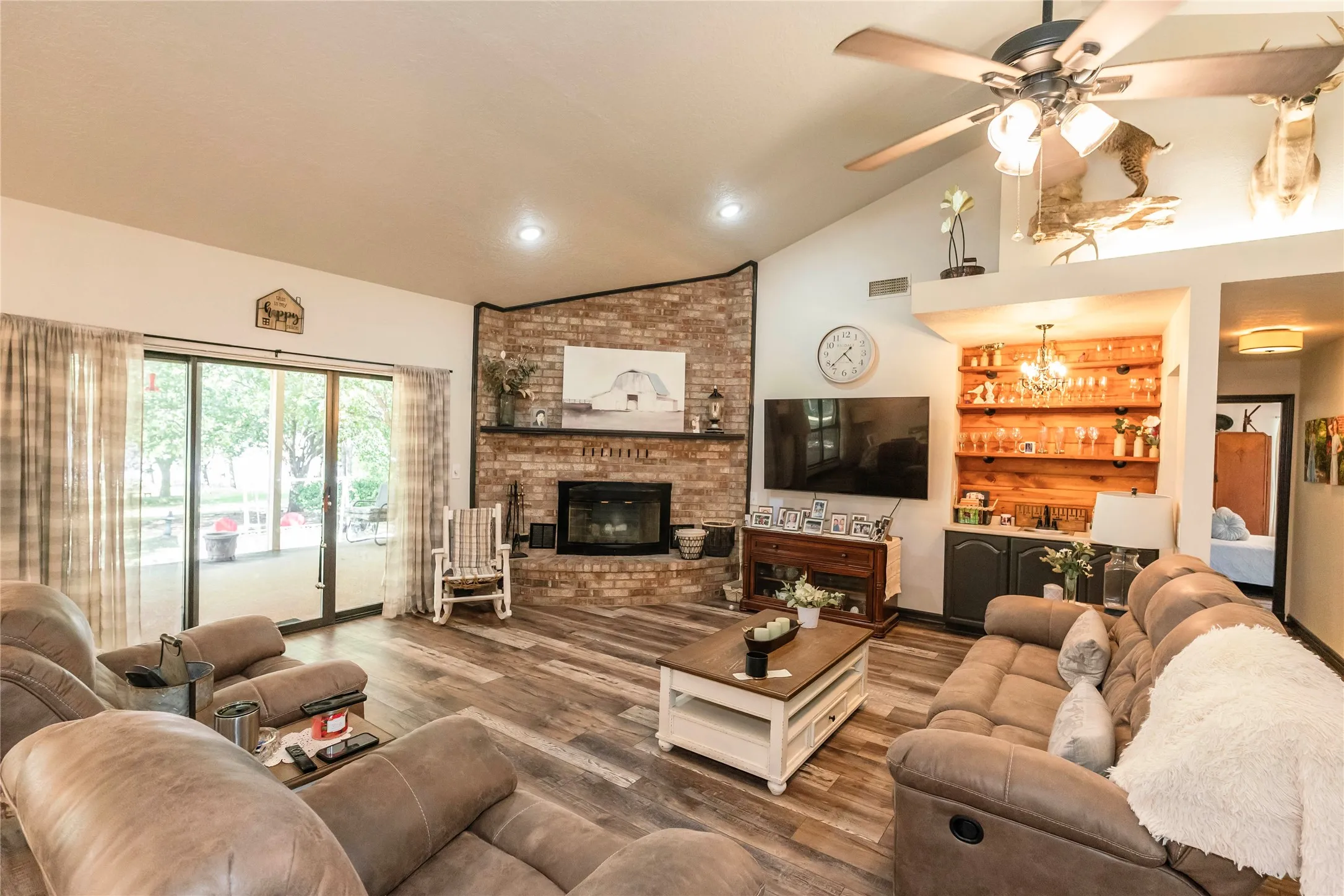 Single Family Residence For Sale in Montague County , 264 Oak Street, Nocona, Texas 76255, 4 Bedroom, 3 Bathroom, 2 Garage spaces, 2,211 Sqft, built in 1993, mls#21365173, Real Estate Agent in Nocona, Homes For Sale in Montague county, Homes For Sale in Nocona, Realtor in Nocona Texas, Real Estate Brokerage Independent Realty Texas, Luminita Cordes Realtor