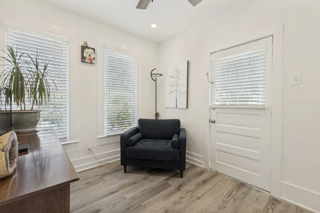Single Family Residence For Sale in Dallas County , 609 N Fulton Street, Dallas, Texas 75214, 2 Bedroom, 2 Bathroom, 1 Garage spaces, 872 Sqft, built in 1950, mls#21363094, Real Estate Agent in Dallas, Homes For Sale in Dallas county, Homes For Sale in Dallas, Realtor in Dallas Texas, Real Estate Brokerage Independent Realty Texas, Luminita Cordes Realtor