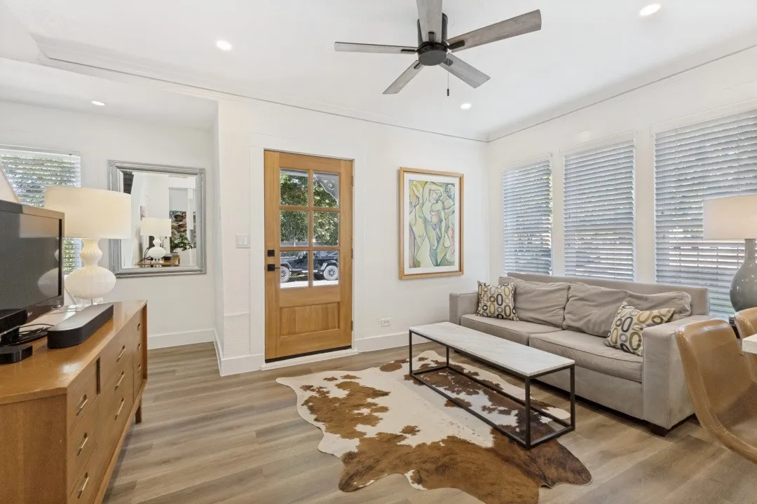 Single Family Residence For Sale in Dallas County , 609 N Fulton Street, Dallas, Texas 75214, 2 Bedroom, 2 Bathroom, 1 Garage spaces, 872 Sqft, built in 1950, mls#21363094, Real Estate Agent in Dallas, Homes For Sale in Dallas county, Homes For Sale in Dallas, Realtor in Dallas Texas, Real Estate Brokerage Independent Realty Texas, Luminita Cordes Realtor
