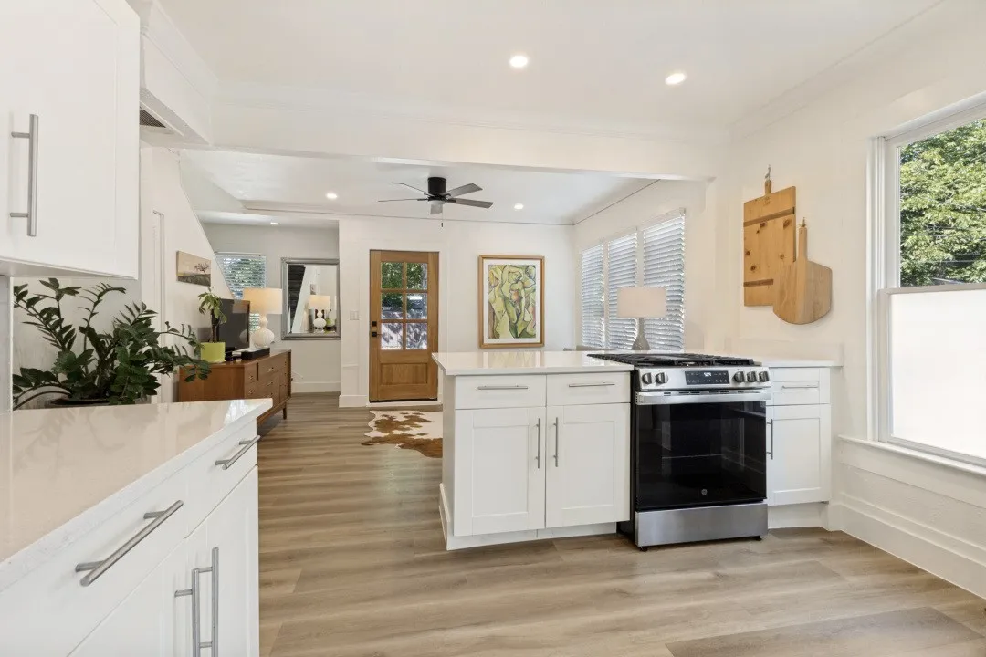 Single Family Residence For Sale in Dallas County , 609 N Fulton Street, Dallas, Texas 75214, 2 Bedroom, 2 Bathroom, 1 Garage spaces, 872 Sqft, built in 1950, mls#21363094, Real Estate Agent in Dallas, Homes For Sale in Dallas county, Homes For Sale in Dallas, Realtor in Dallas Texas, Real Estate Brokerage Independent Realty Texas, Luminita Cordes Realtor