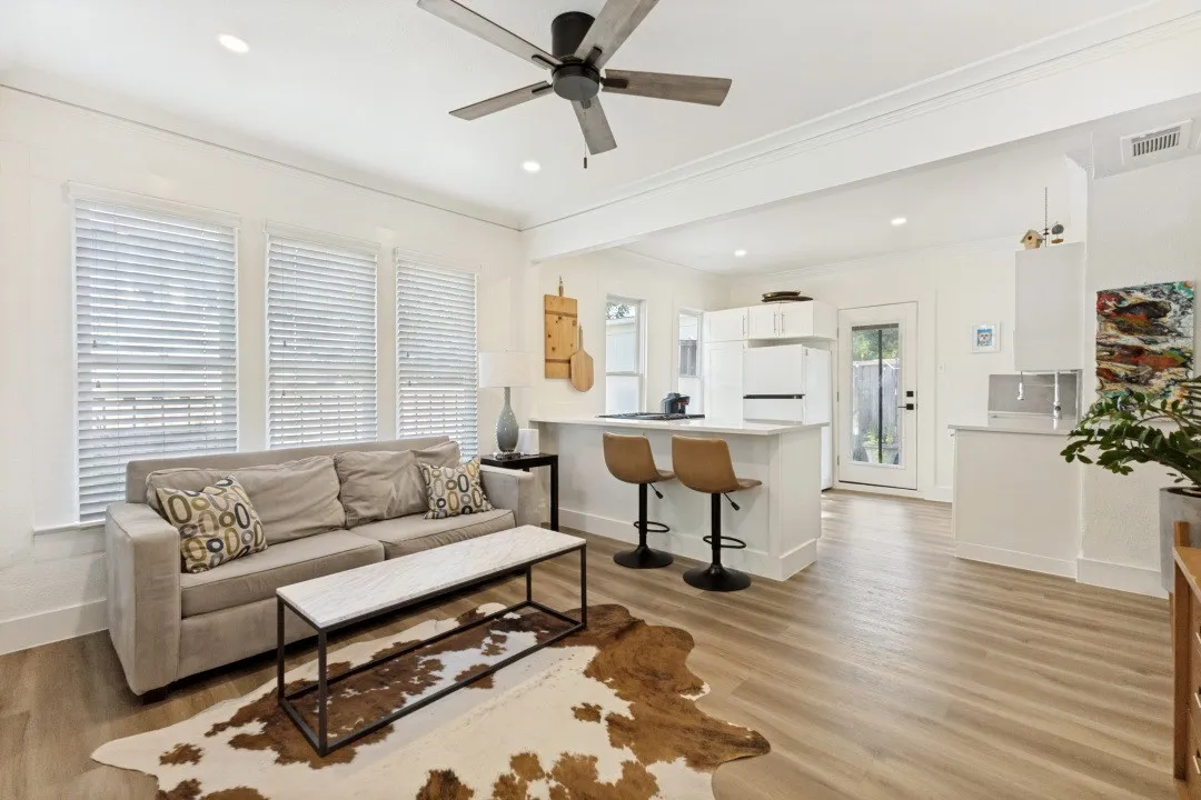 Single Family Residence For Sale in Dallas County , 609 N Fulton Street, Dallas, Texas 75214, 2 Bedroom, 2 Bathroom, 1 Garage spaces, 872 Sqft, built in 1950, mls#21363094, Real Estate Agent in Dallas, Homes For Sale in Dallas county, Homes For Sale in Dallas, Realtor in Dallas Texas, Real Estate Brokerage Independent Realty Texas, Luminita Cordes Realtor
