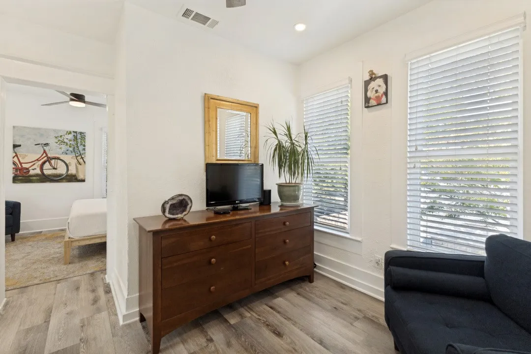 Single Family Residence For Sale in Dallas County , 609 N Fulton Street, Dallas, Texas 75214, 2 Bedroom, 2 Bathroom, 1 Garage spaces, 872 Sqft, built in 1950, mls#21363094, Real Estate Agent in Dallas, Homes For Sale in Dallas county, Homes For Sale in Dallas, Realtor in Dallas Texas, Real Estate Brokerage Independent Realty Texas, Luminita Cordes Realtor