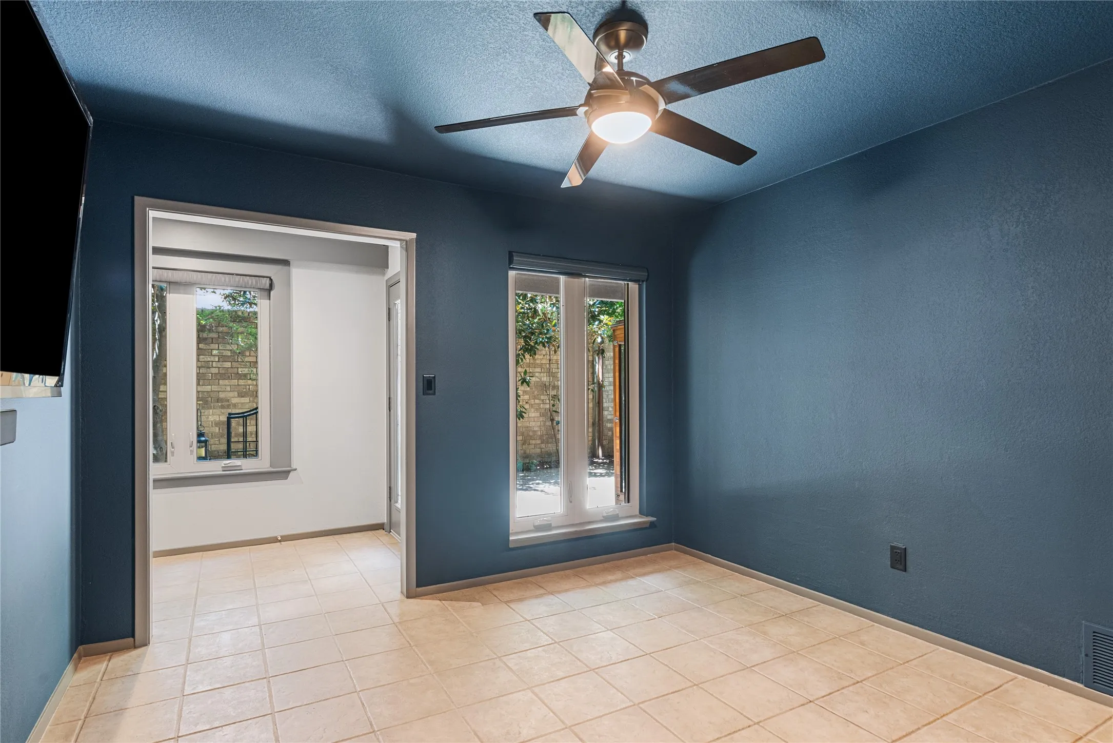 Single Family Residence For Sale in Tarrant County , 2207 Winter Sunday Way, Arlington, Texas 76012, 3 Bedroom, 3 Bathroom, 2 Garage spaces, 2,090 Sqft, built in 1979, mls#21360667, Real Estate Agent in Arlington, Homes For Sale in Tarrant county, Homes For Sale in Arlington, Realtor in Arlington Texas, Real Estate Brokerage Independent Realty Texas, Luminita Cordes Realtor