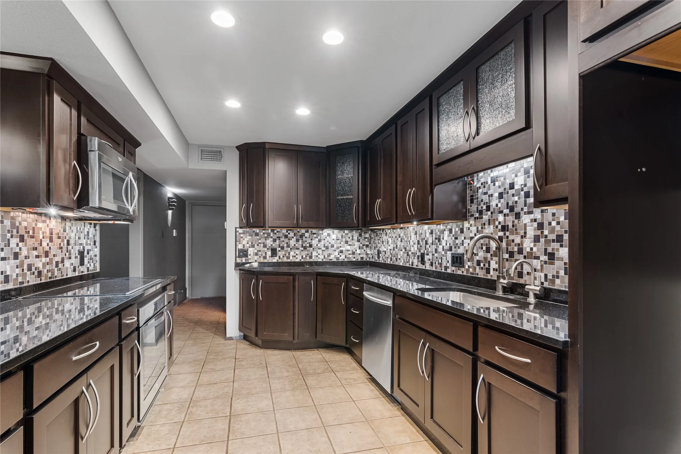 Single Family Residence For Sale in Tarrant County , 2207 Winter Sunday Way, Arlington, Texas 76012, 3 Bedroom, 3 Bathroom, 2 Garage spaces, 2,090 Sqft, built in 1979, mls#21360667, Real Estate Agent in Arlington, Homes For Sale in Tarrant county, Homes For Sale in Arlington, Realtor in Arlington Texas, Real Estate Brokerage Independent Realty Texas, Luminita Cordes Realtor