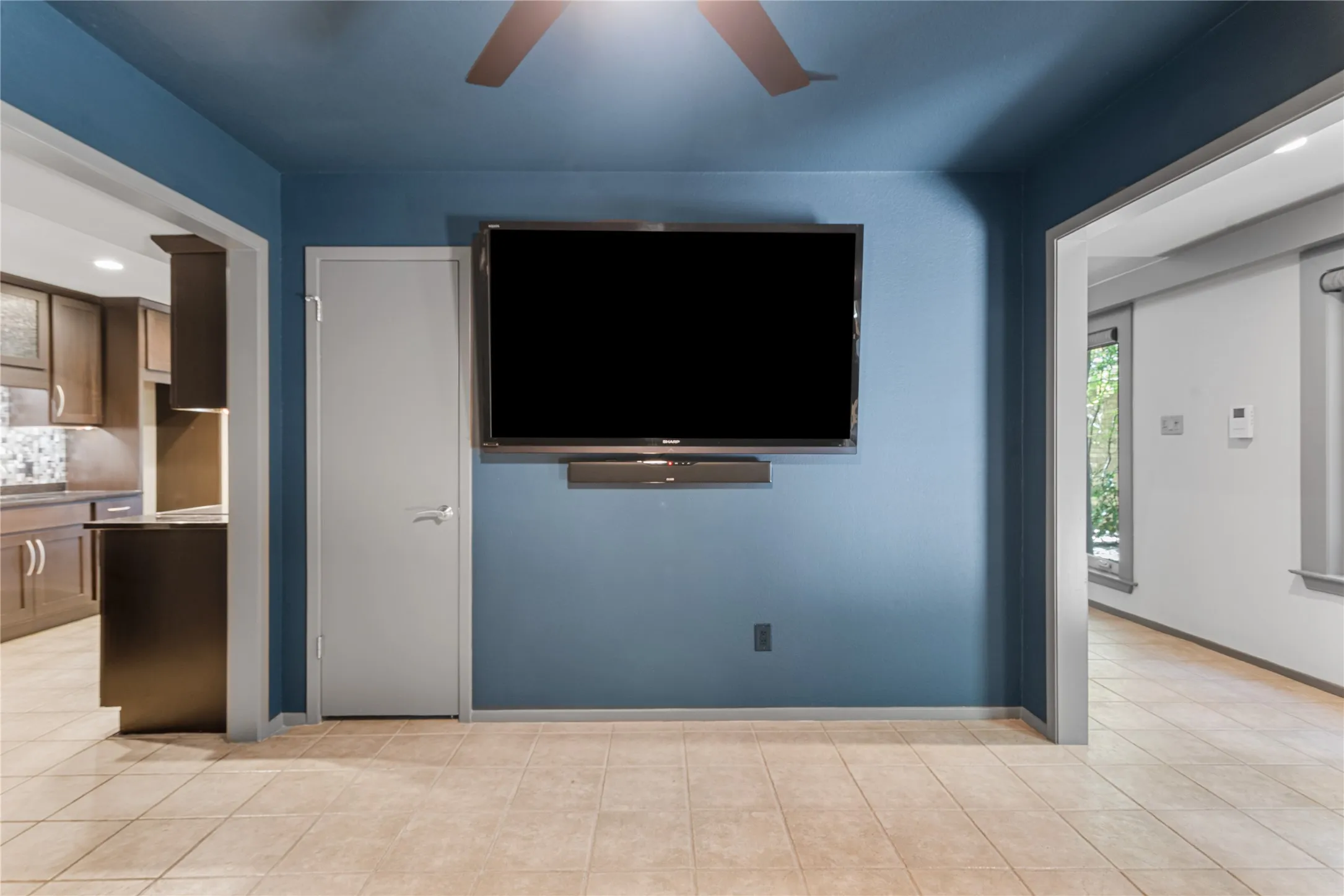 Single Family Residence For Sale in Tarrant County , 2207 Winter Sunday Way, Arlington, Texas 76012, 3 Bedroom, 3 Bathroom, 2 Garage spaces, 2,090 Sqft, built in 1979, mls#21360667, Real Estate Agent in Arlington, Homes For Sale in Tarrant county, Homes For Sale in Arlington, Realtor in Arlington Texas, Real Estate Brokerage Independent Realty Texas, Luminita Cordes Realtor