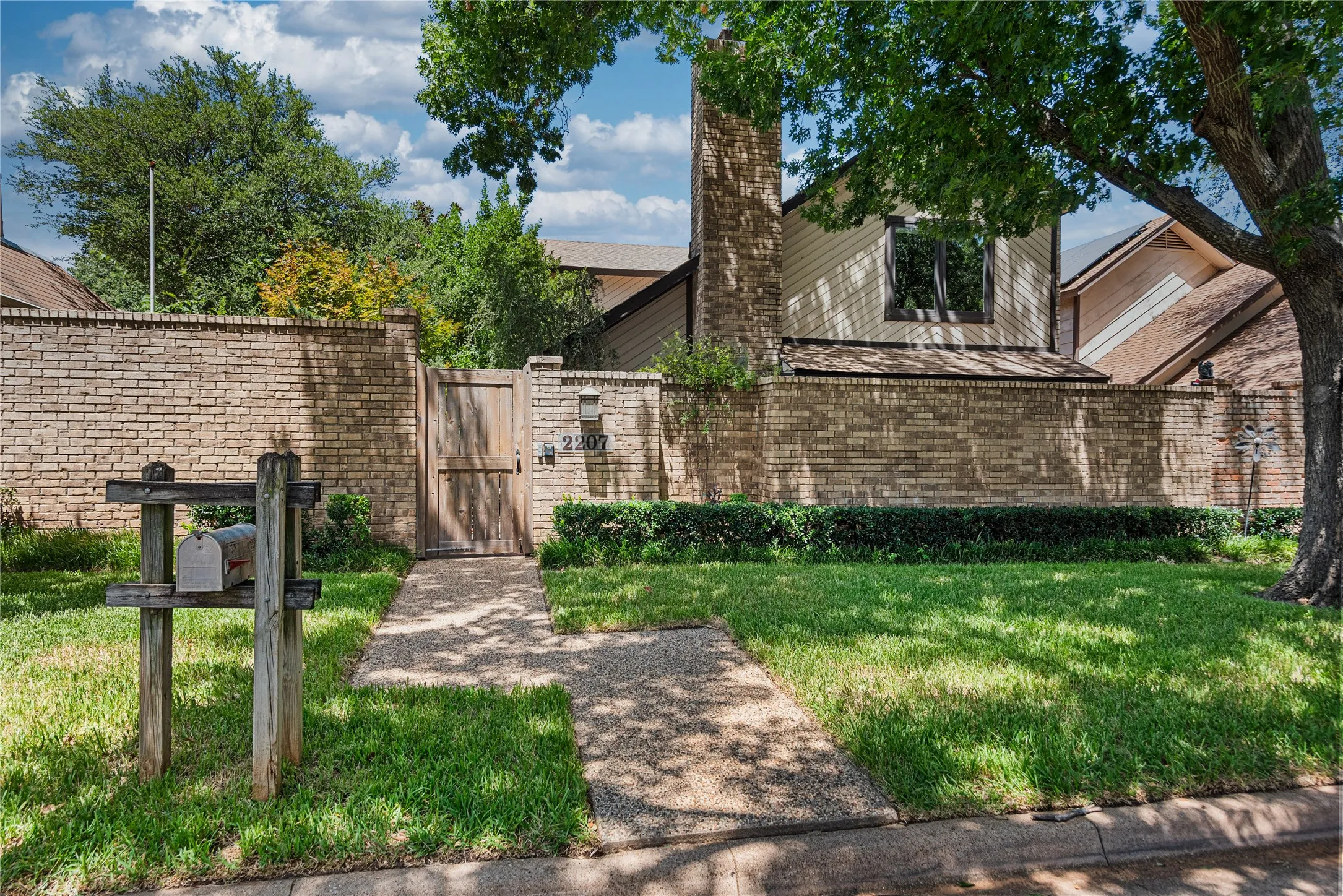 Single Family Residence For Sale in Tarrant County , 2207 Winter Sunday Way, Arlington, Texas 76012, 3 Bedroom, 3 Bathroom, 2 Garage spaces, 2,090 Sqft, built in 1979, mls#21360667, Real Estate Agent in Arlington, Homes For Sale in Tarrant county, Homes For Sale in Arlington, Realtor in Arlington Texas, Real Estate Brokerage Independent Realty Texas, Luminita Cordes Realtor