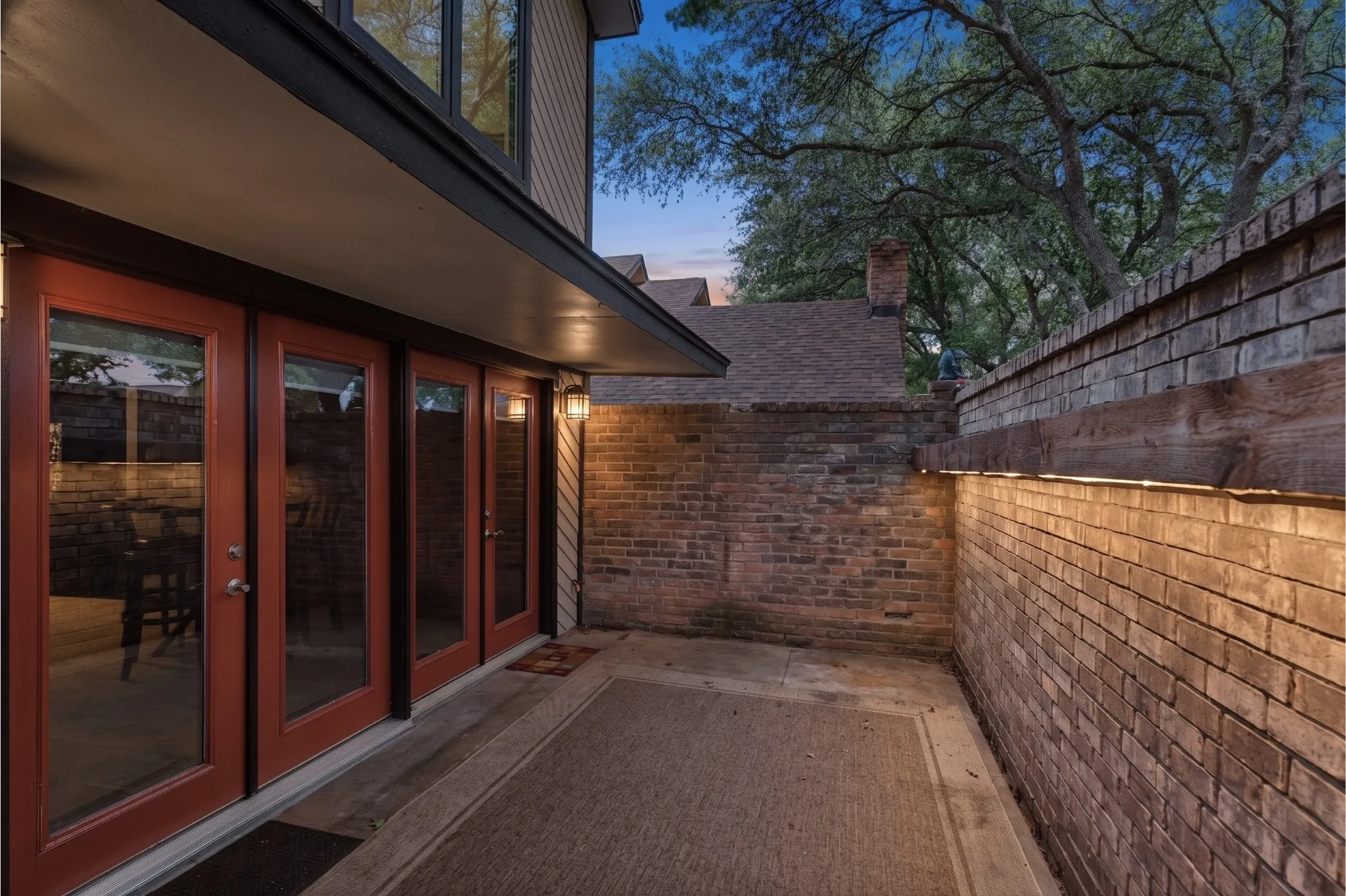 Single Family Residence For Sale in Tarrant County , 2207 Winter Sunday Way, Arlington, Texas 76012, 3 Bedroom, 3 Bathroom, 2 Garage spaces, 2,090 Sqft, built in 1979, mls#21360667, Real Estate Agent in Arlington, Homes For Sale in Tarrant county, Homes For Sale in Arlington, Realtor in Arlington Texas, Real Estate Brokerage Independent Realty Texas, Luminita Cordes Realtor