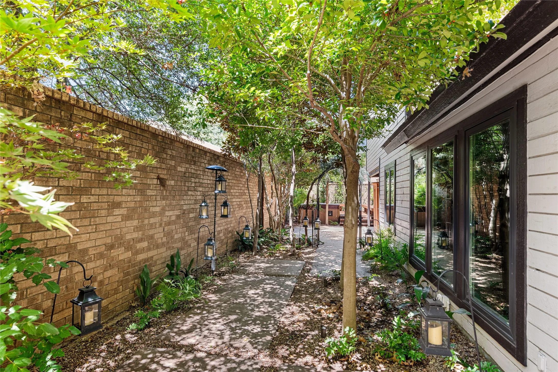 Single Family Residence For Sale in Tarrant County , 2207 Winter Sunday Way, Arlington, Texas 76012, 3 Bedroom, 3 Bathroom, 2 Garage spaces, 2,090 Sqft, built in 1979, mls#21360667, Real Estate Agent in Arlington, Homes For Sale in Tarrant county, Homes For Sale in Arlington, Realtor in Arlington Texas, Real Estate Brokerage Independent Realty Texas, Luminita Cordes Realtor