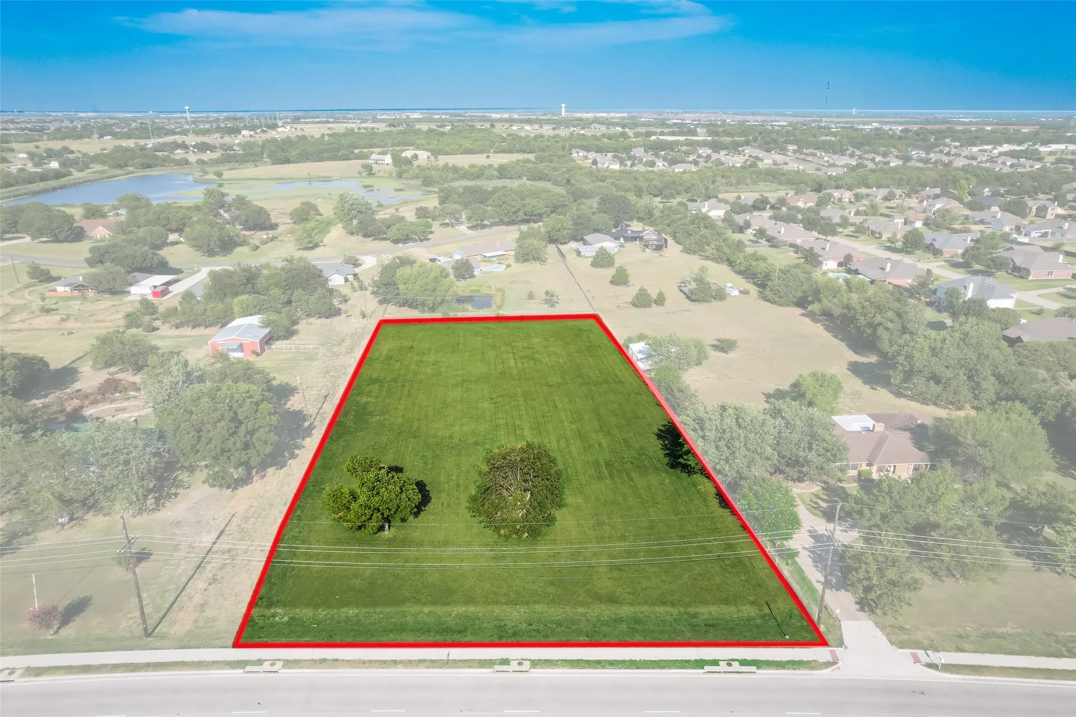 Aerial image from 2023; boundary lines are approximate