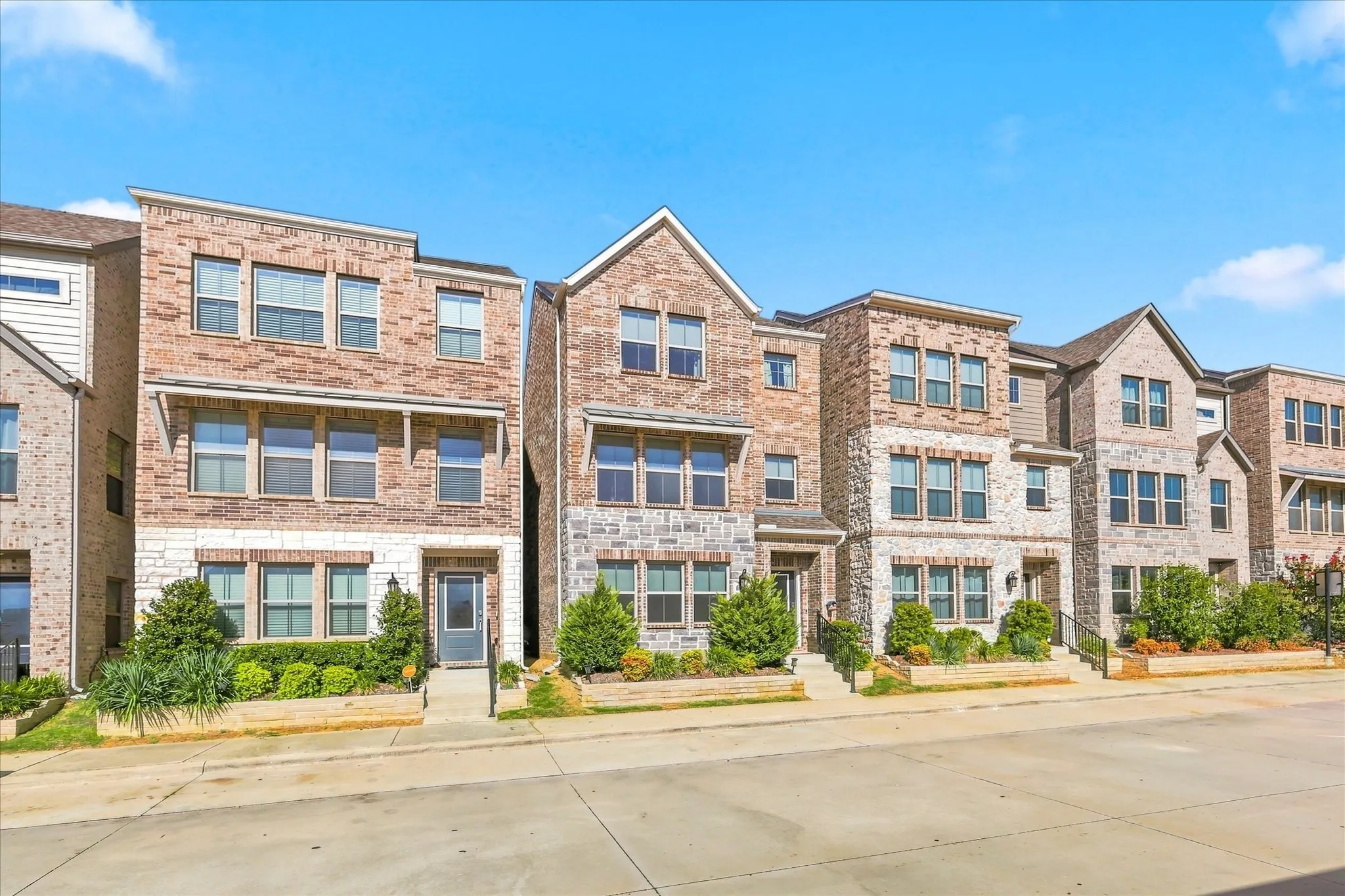 Single Family Residence For Sale in Tarrant County , 106 Settlers Way, Euless, Texas 76040, 3 Bedroom, 4 Bathroom, 2 Garage spaces, 2,730 Sqft, built in 2022, mls#21362005, Real Estate Agent in Euless, Homes For Sale in Tarrant county, Homes For Sale in Euless, Realtor in Euless Texas, Real Estate Brokerage Independent Realty Texas, Luminita Cordes Realtor