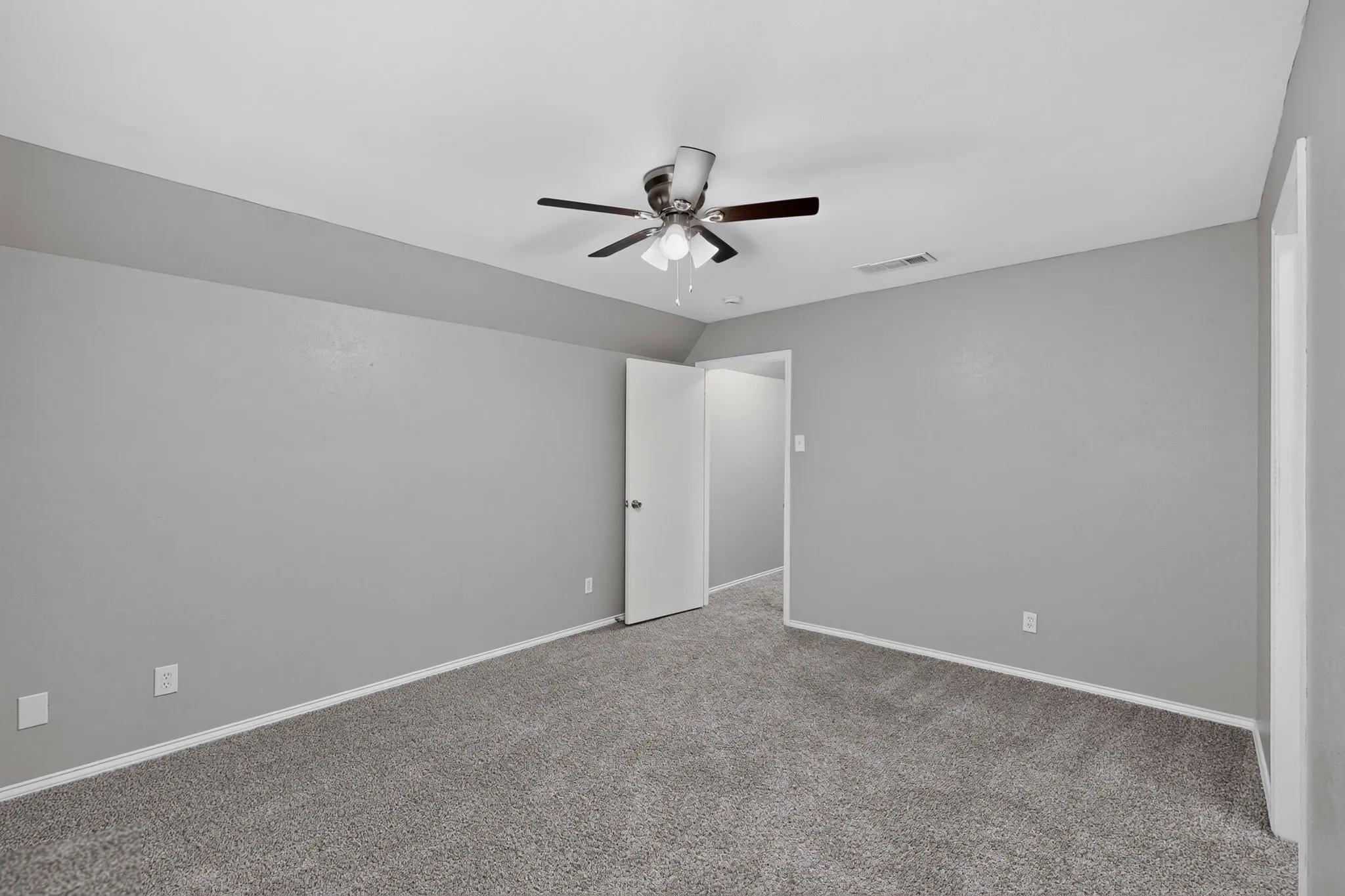 Single Family Residence For Sale in Dallas County , 1380 Green Hills Court, Duncanville, Texas 75137, 5 Bedroom, 4 Bathroom, 2 Garage spaces, 3,160 Sqft, built in 1981, mls#21364914, Real Estate Agent in Duncanville, Homes For Sale in Dallas county, Homes For Sale in Duncanville, Realtor in Duncanville Texas, Real Estate Brokerage Independent Realty Texas, Luminita Cordes Realtor