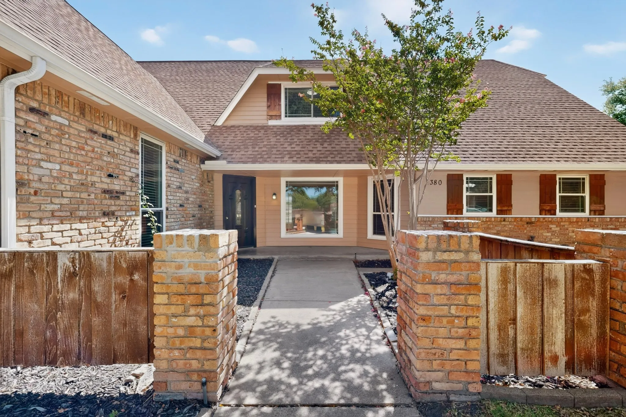 Single Family Residence For Sale in Dallas County , 1380 Green Hills Court, Duncanville, Texas 75137, 5 Bedroom, 4 Bathroom, 2 Garage spaces, 3,160 Sqft, built in 1981, mls#21364914, Real Estate Agent in Duncanville, Homes For Sale in Dallas county, Homes For Sale in Duncanville, Realtor in Duncanville Texas, Real Estate Brokerage Independent Realty Texas, Luminita Cordes Realtor