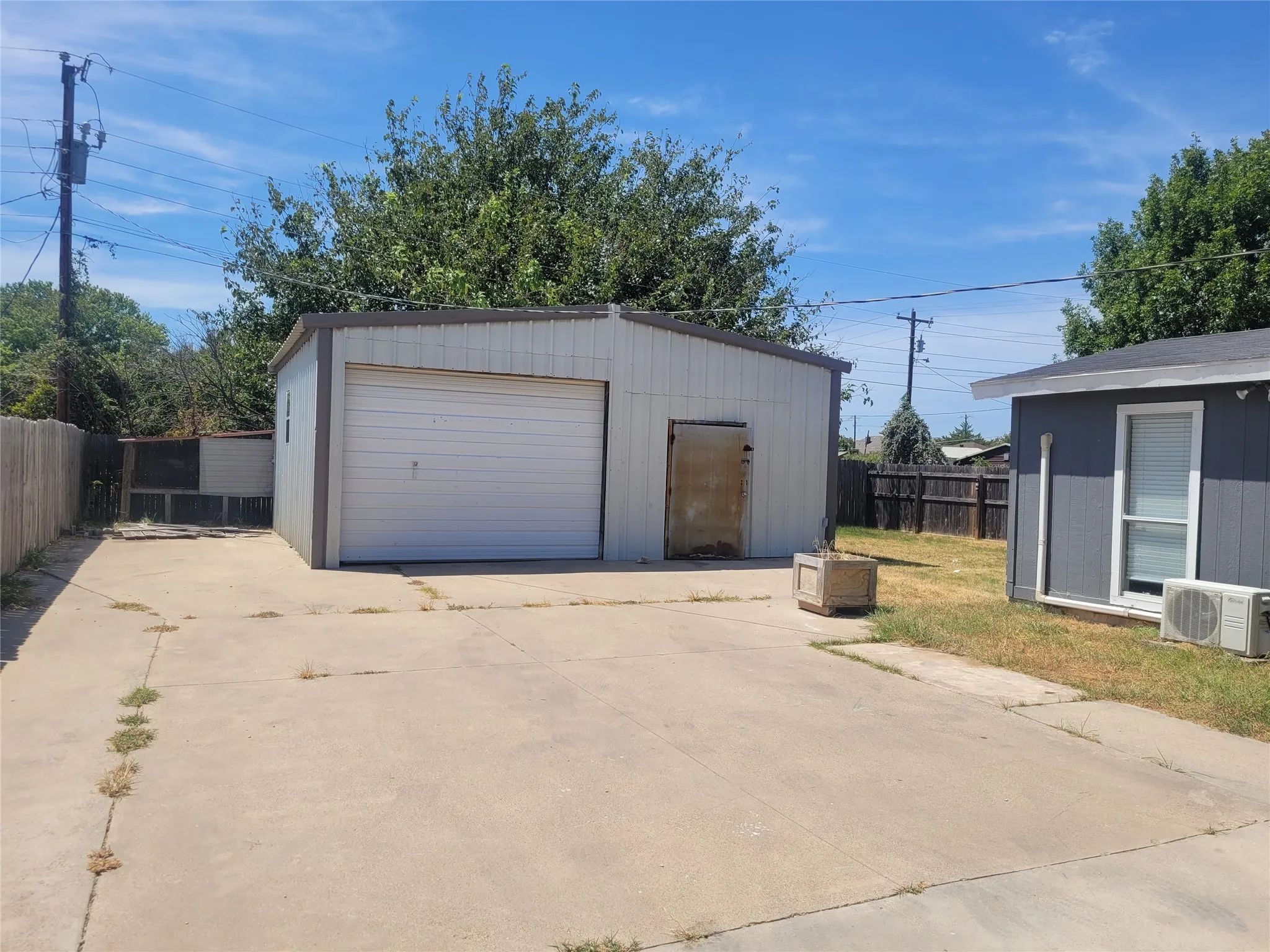 Single Family Residence For Sale in Tarrant County , 1921 Pelican Drive N, Pelican Bay, Texas 76020, 4 Bedroom, 2 Bathroom, 2 Garage spaces, 2,090 Sqft, built in 1984, mls#21364953, Real Estate Agent in Pelican Bay, Homes For Sale in Tarrant county, Homes For Sale in Pelican Bay, Realtor in Pelican Bay Texas, Real Estate Brokerage Independent Realty Texas, Luminita Cordes Realtor