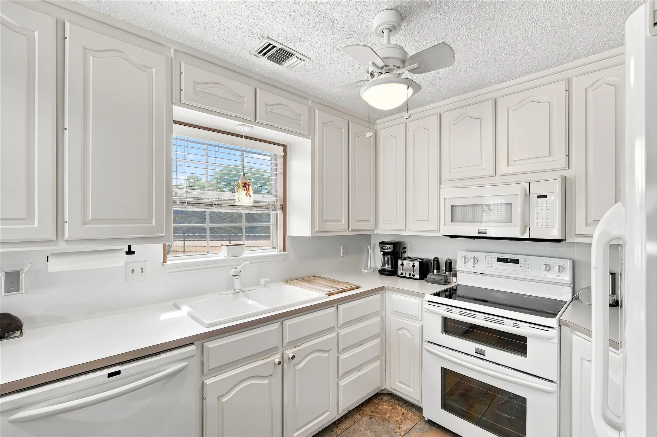 Single Family Residence For Sale in Hill County , 109 Yellowstone Drive, Whitney, Texas 76692, 2 Bedroom, 2 Bathroom, Garage spaces, 1,408 Sqft, built in 1994, Price $290,000, mls#21360867, Real Estate Agent in Whitney, Homes For Sale in Hill county, Homes For Sale in Whitney, Realtor in Whitney Texas, Real Estate Brokerage Independent Realty Texas, Luminita Cordes Realtor