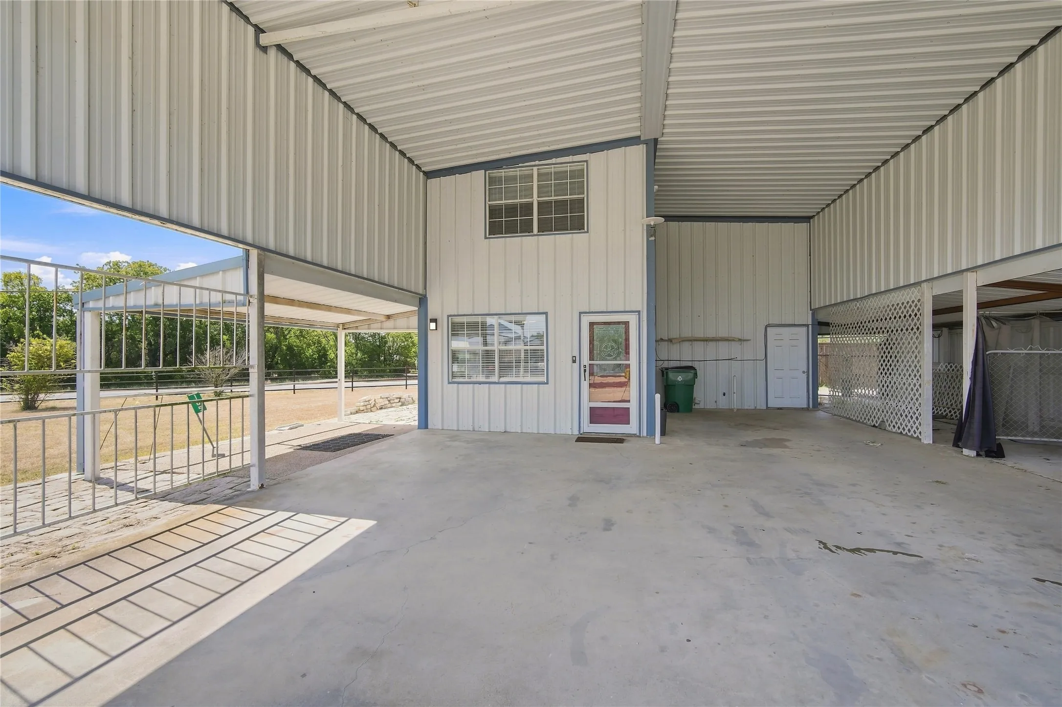 Single Family Residence For Sale in Hill County , 109 Yellowstone Drive, Whitney, Texas 76692, 2 Bedroom, 2 Bathroom, Garage spaces, 1,408 Sqft, built in 1994, Price $290,000, mls#21360867, Real Estate Agent in Whitney, Homes For Sale in Hill county, Homes For Sale in Whitney, Realtor in Whitney Texas, Real Estate Brokerage Independent Realty Texas, Luminita Cordes Realtor