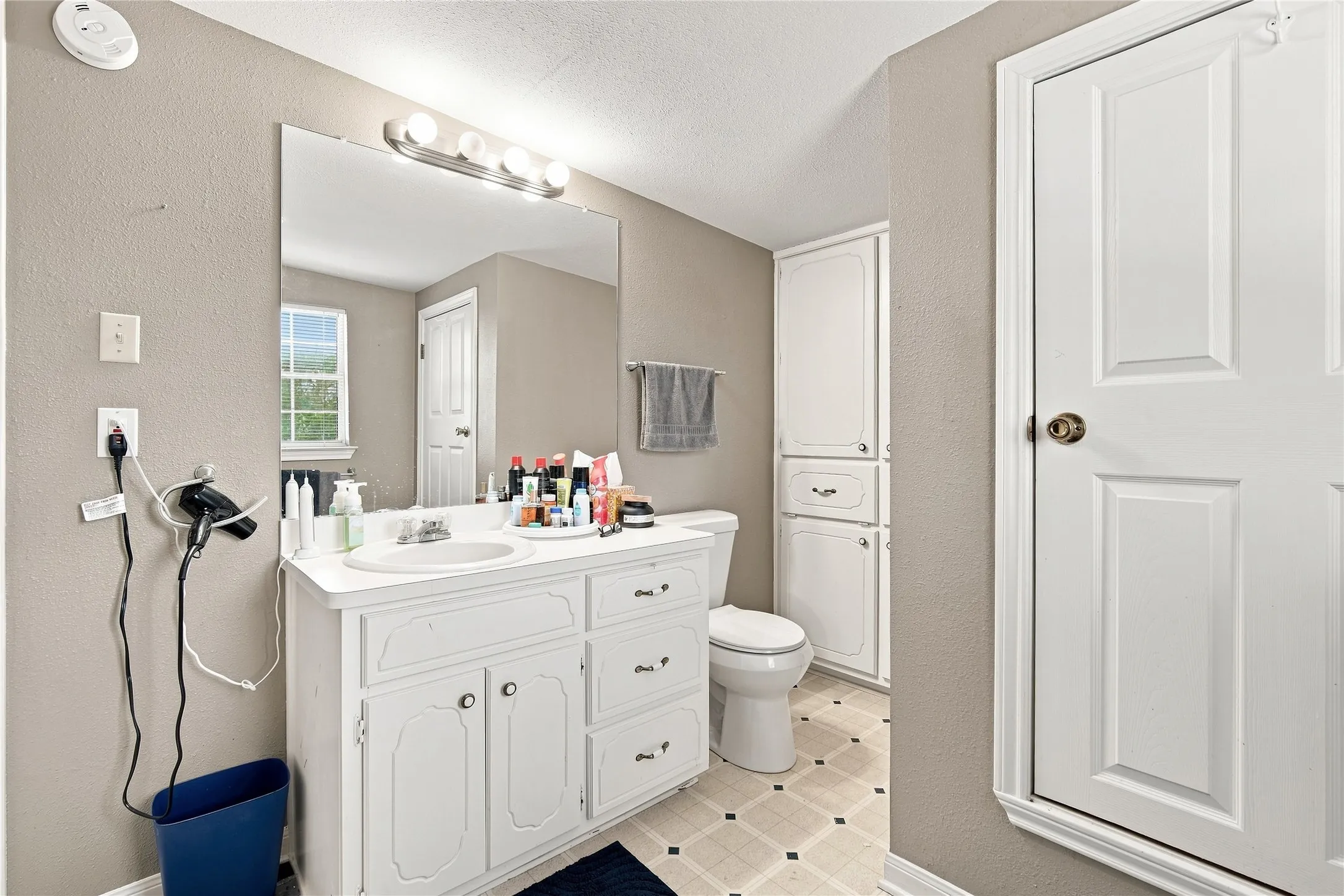 Single Family Residence For Sale in Hill County , 109 Yellowstone Drive, Whitney, Texas 76692, 2 Bedroom, 2 Bathroom, Garage spaces, 1,408 Sqft, built in 1994, Price $290,000, mls#21360867, Real Estate Agent in Whitney, Homes For Sale in Hill county, Homes For Sale in Whitney, Realtor in Whitney Texas, Real Estate Brokerage Independent Realty Texas, Luminita Cordes Realtor