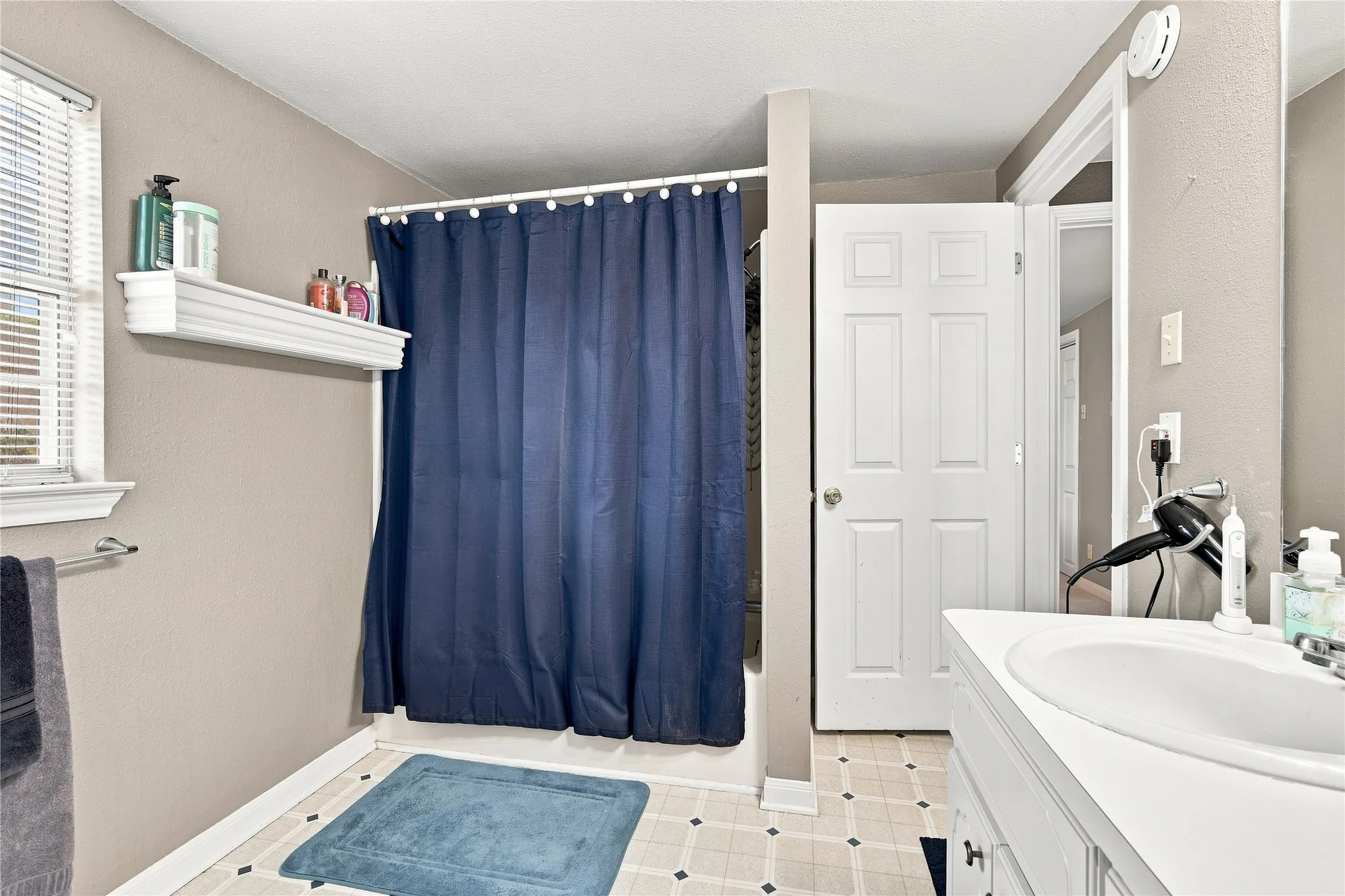 Single Family Residence For Sale in Hill County , 109 Yellowstone Drive, Whitney, Texas 76692, 2 Bedroom, 2 Bathroom, Garage spaces, 1,408 Sqft, built in 1994, Price $290,000, mls#21360867, Real Estate Agent in Whitney, Homes For Sale in Hill county, Homes For Sale in Whitney, Realtor in Whitney Texas, Real Estate Brokerage Independent Realty Texas, Luminita Cordes Realtor