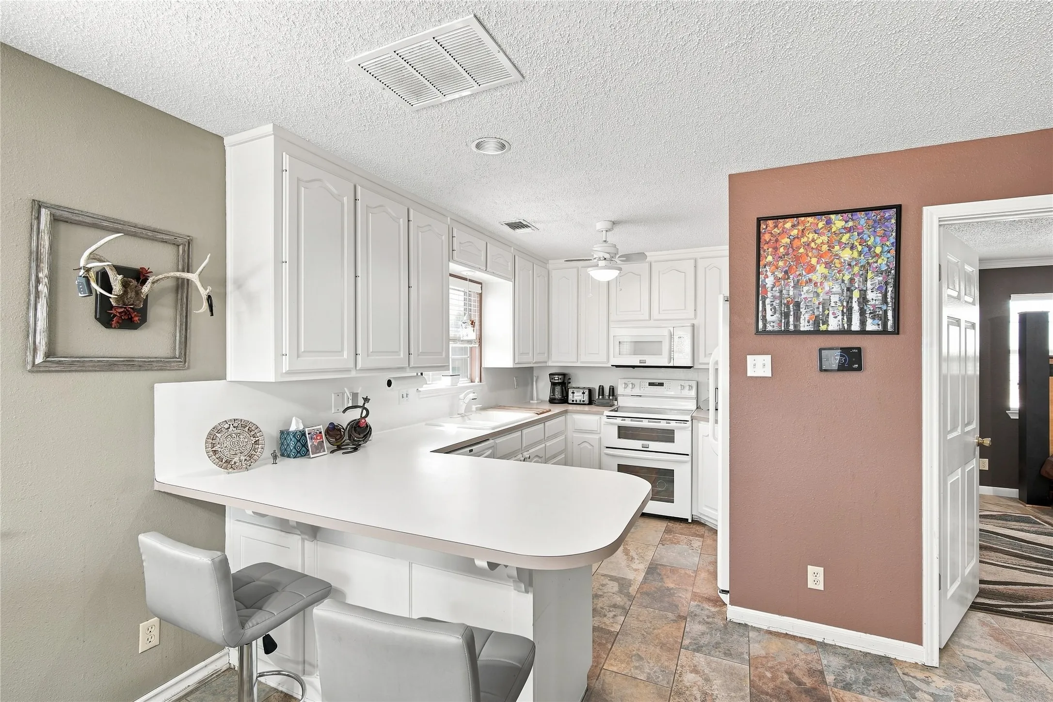 Single Family Residence For Sale in Hill County , 109 Yellowstone Drive, Whitney, Texas 76692, 2 Bedroom, 2 Bathroom, Garage spaces, 1,408 Sqft, built in 1994, Price $290,000, mls#21360867, Real Estate Agent in Whitney, Homes For Sale in Hill county, Homes For Sale in Whitney, Realtor in Whitney Texas, Real Estate Brokerage Independent Realty Texas, Luminita Cordes Realtor