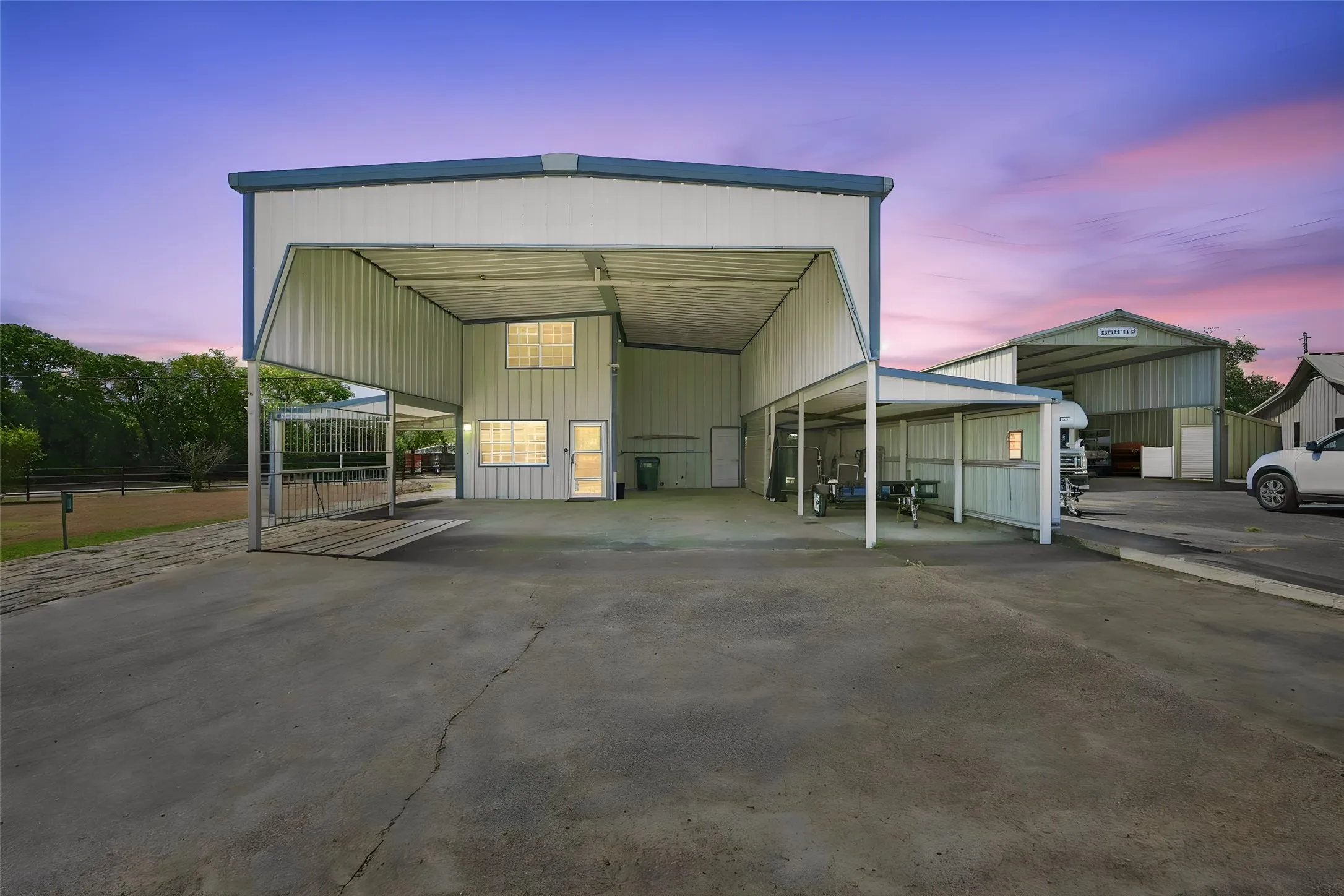 Single Family Residence For Sale in Hill County , 109 Yellowstone Drive, Whitney, Texas 76692, 2 Bedroom, 2 Bathroom, Garage spaces, 1,408 Sqft, built in 1994, Price $290,000, mls#21360867, Real Estate Agent in Whitney, Homes For Sale in Hill county, Homes For Sale in Whitney, Realtor in Whitney Texas, Real Estate Brokerage Independent Realty Texas, Luminita Cordes Realtor