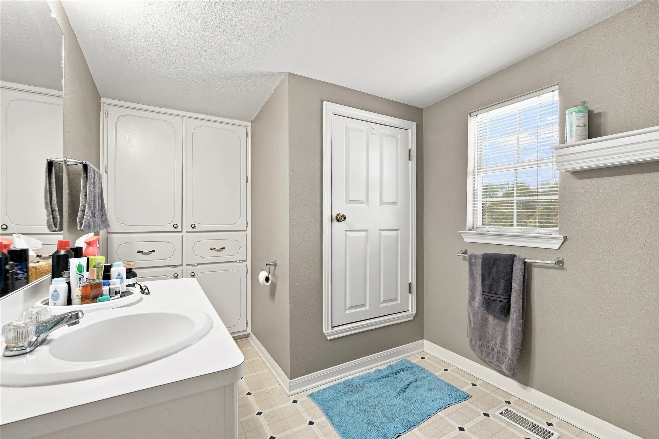 Single Family Residence For Sale in Hill County , 109 Yellowstone Drive, Whitney, Texas 76692, 2 Bedroom, 2 Bathroom, Garage spaces, 1,408 Sqft, built in 1994, Price $290,000, mls#21360867, Real Estate Agent in Whitney, Homes For Sale in Hill county, Homes For Sale in Whitney, Realtor in Whitney Texas, Real Estate Brokerage Independent Realty Texas, Luminita Cordes Realtor