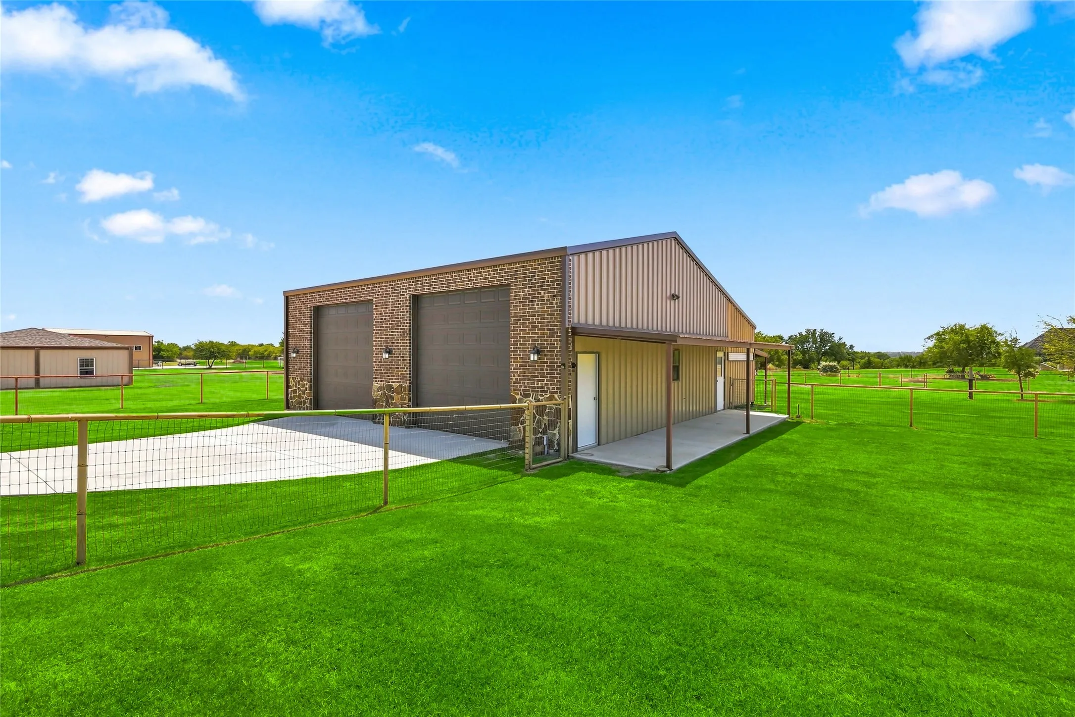 Single Family Residence For Sale in Parker County , 420 Hartley Way Road, Azle, Texas 76020, 4 Bedroom, 2 Bathroom, 3 Garage spaces, 2,544 Sqft, built in 2016, mls#21365200, Real Estate Agent in Azle, Homes For Sale in Parker county, Homes For Sale in Azle, Realtor in Azle Texas, Real Estate Brokerage Independent Realty Texas, Luminita Cordes Realtor