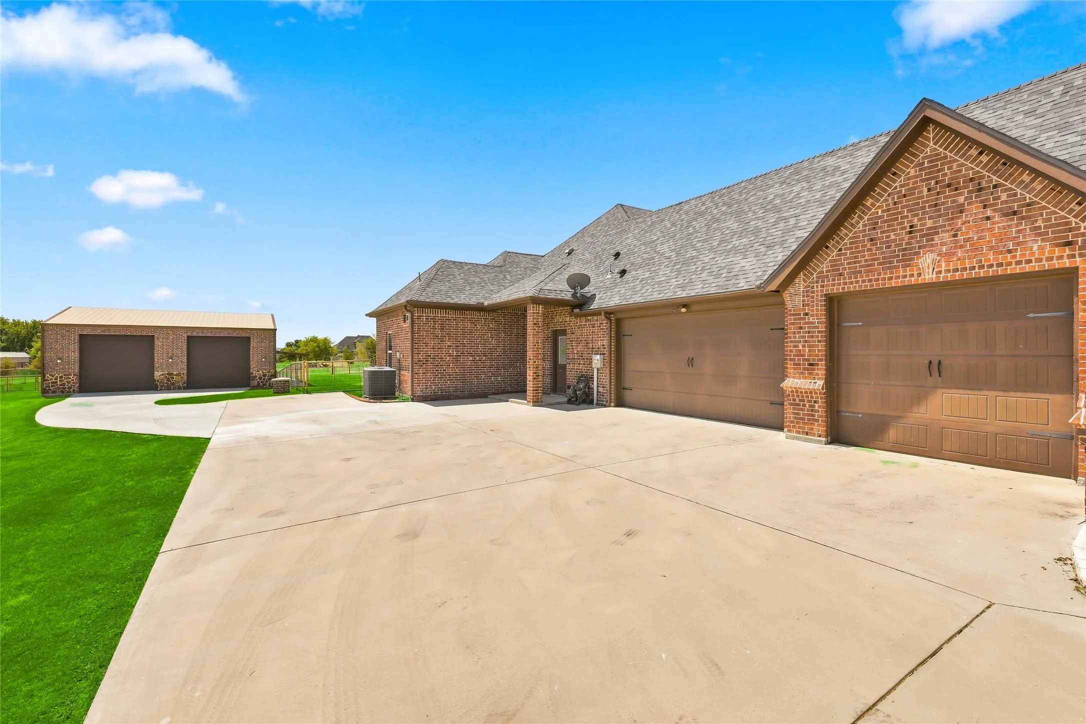 Single Family Residence For Sale in Parker County , 420 Hartley Way Road, Azle, Texas 76020, 4 Bedroom, 2 Bathroom, 3 Garage spaces, 2,544 Sqft, built in 2016, mls#21365200, Real Estate Agent in Azle, Homes For Sale in Parker county, Homes For Sale in Azle, Realtor in Azle Texas, Real Estate Brokerage Independent Realty Texas, Luminita Cordes Realtor