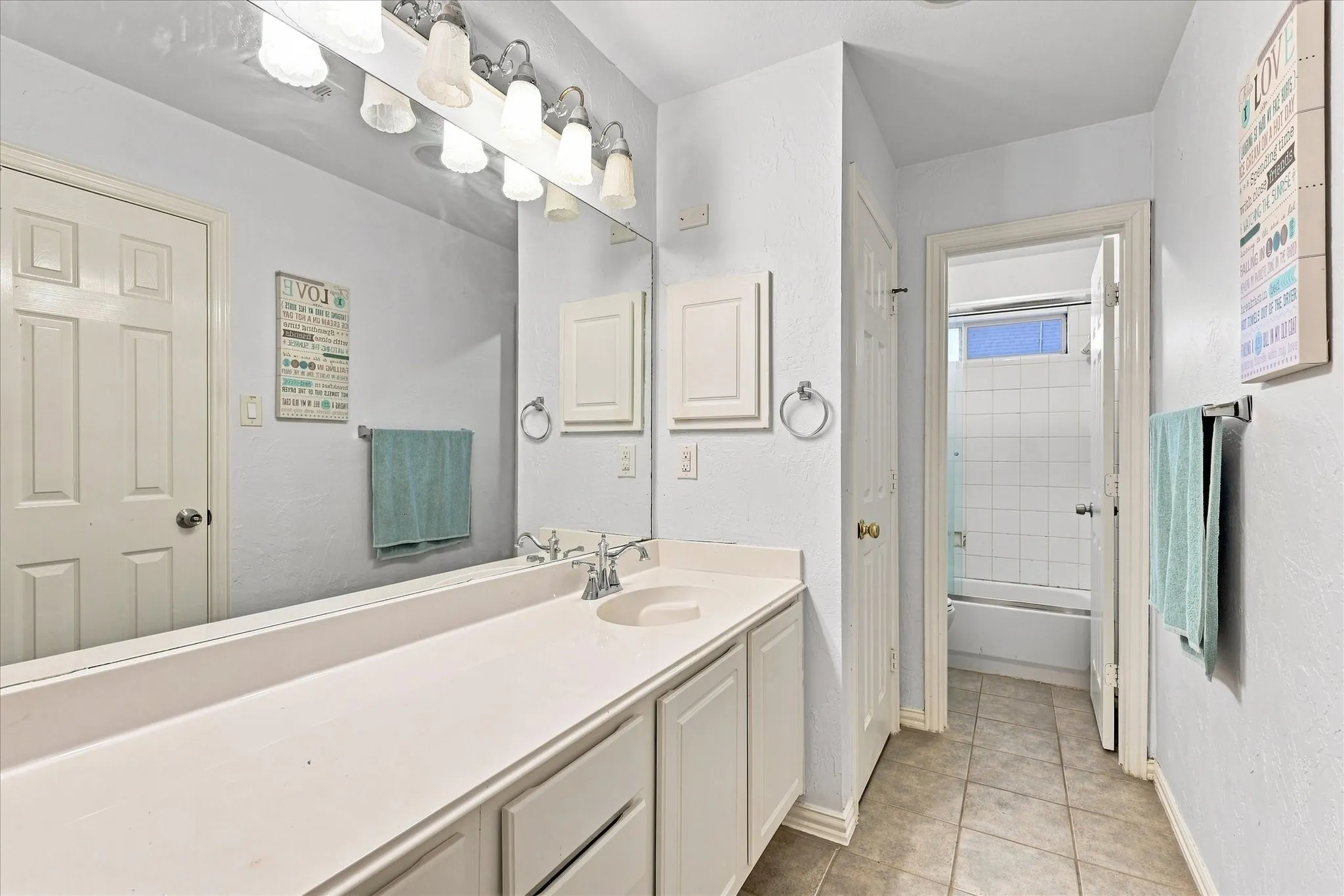 Upstais full bathroom