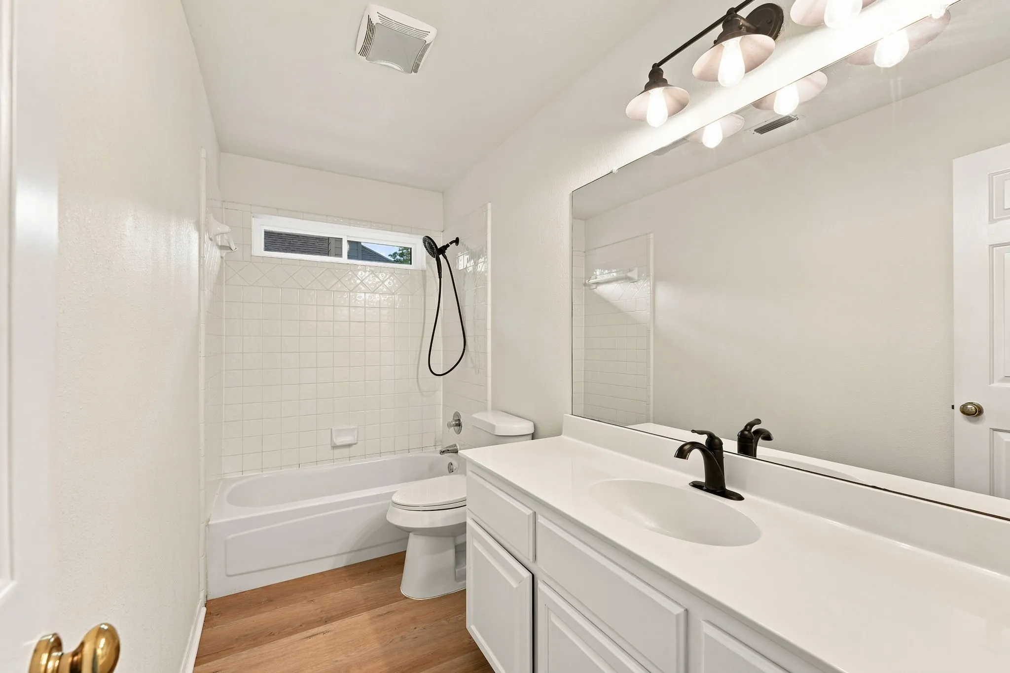 Secondary full bathroom